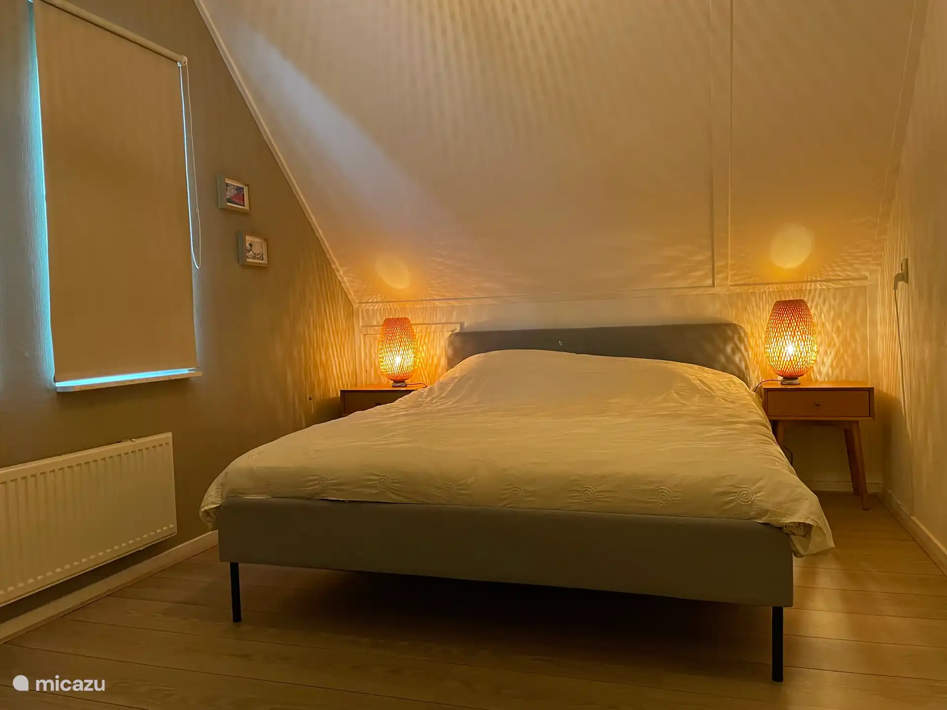 Chambre douillette avec stores roulants