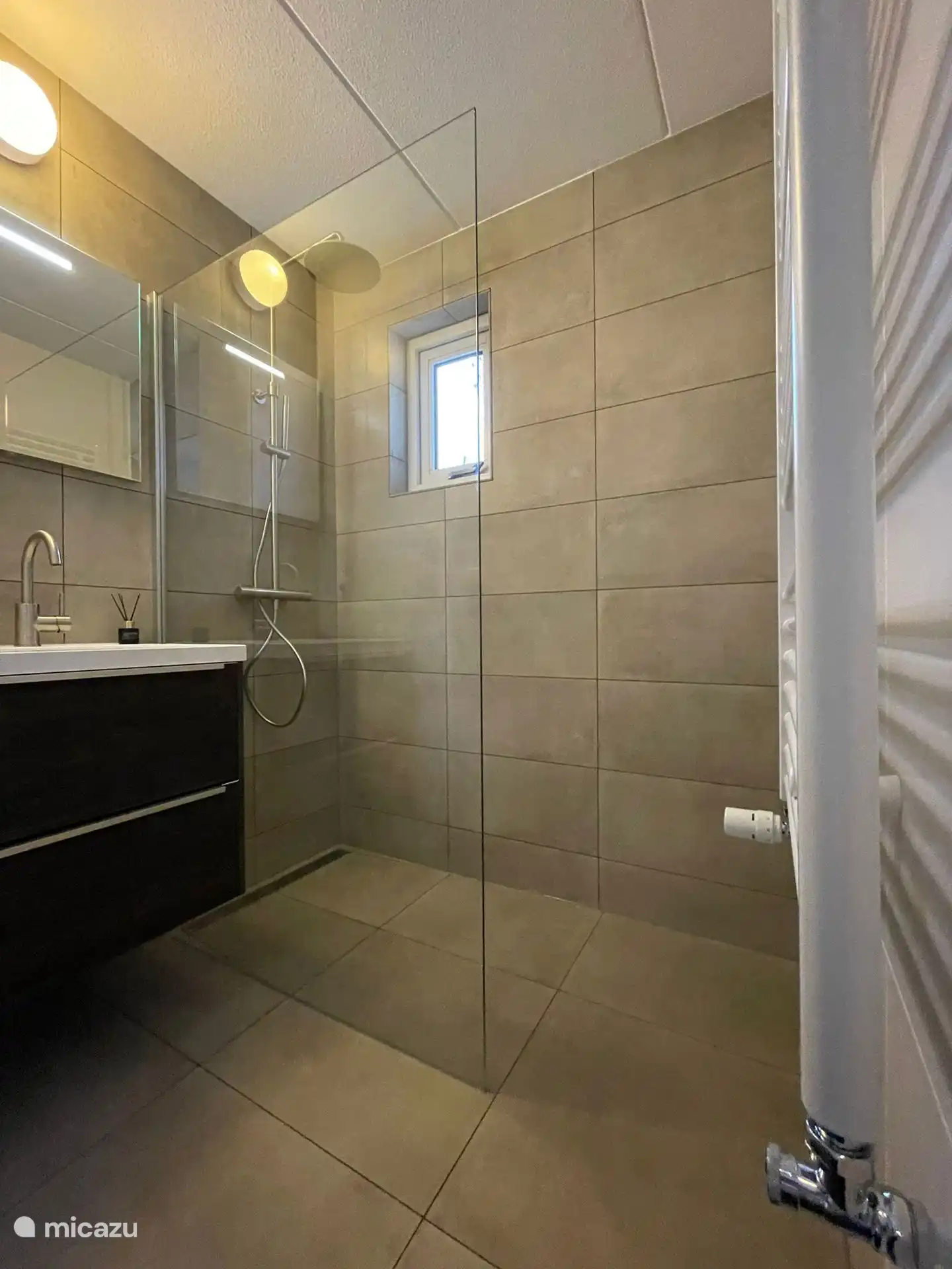 Nouvelle salle de bain avec une jolie douche à l’italienne et un lavabo
