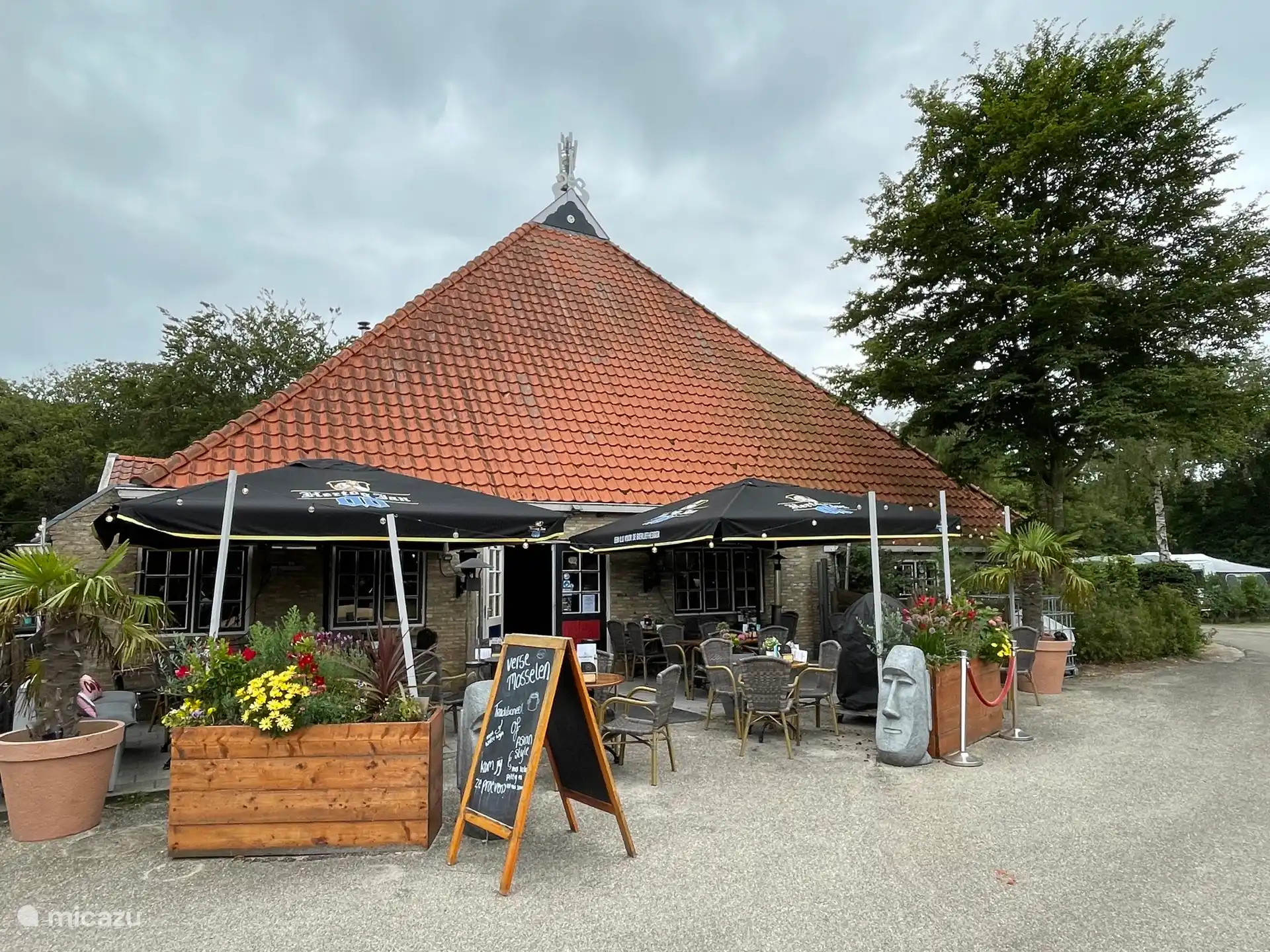 Een van de twee terrassen van eetboerderij Blaauwpleats op het park.