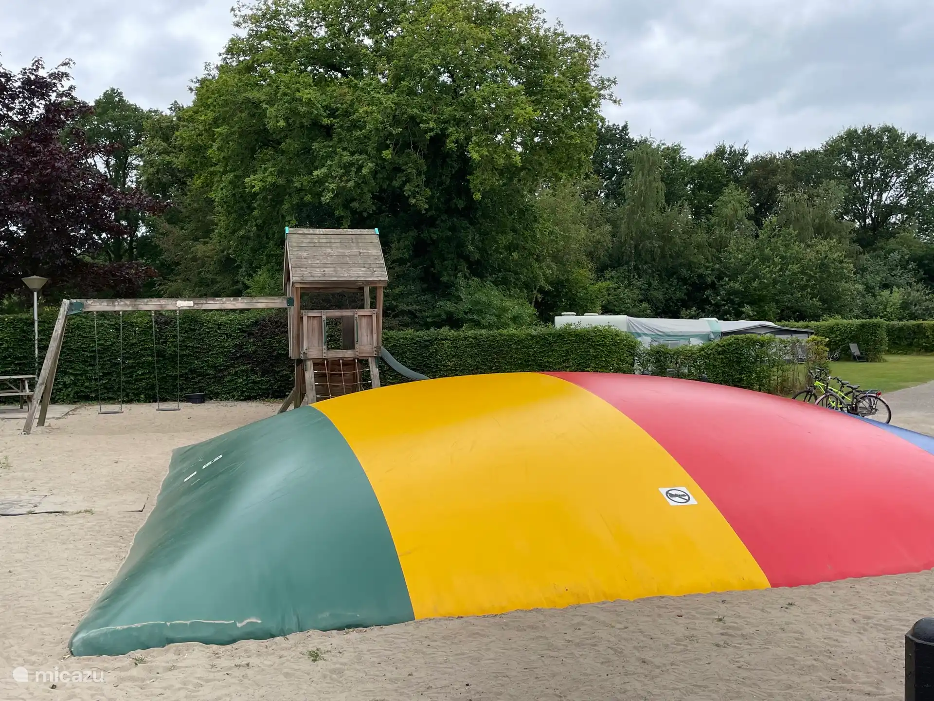 Kleine kinderen kunnen zich uitleven op het springkussen bij eetboerderij Blaauwpleats op het park.