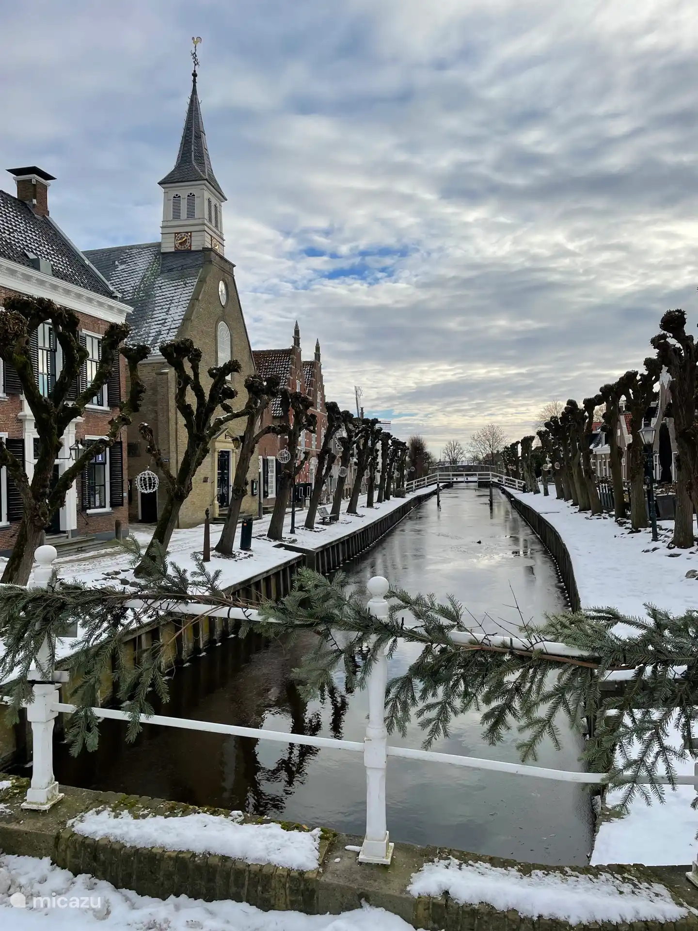 Sloten est l’une des magnifiques Onze Villes, avec de belles maisons, un vieux moulin et un port. Fortement recommandé ! 