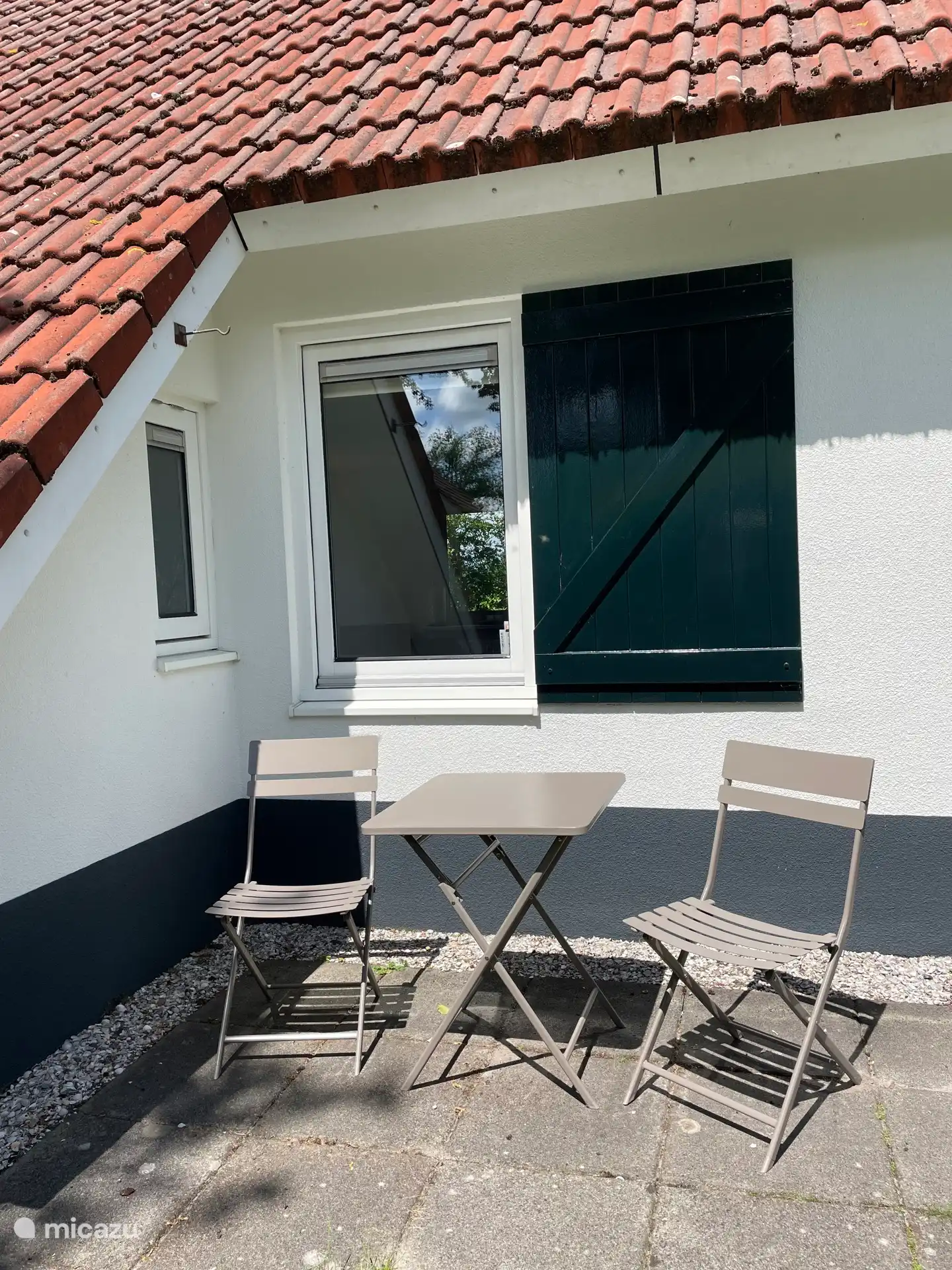 Un endroit agréable pour commencer la journée avec un café ou un thé au soleil du matin