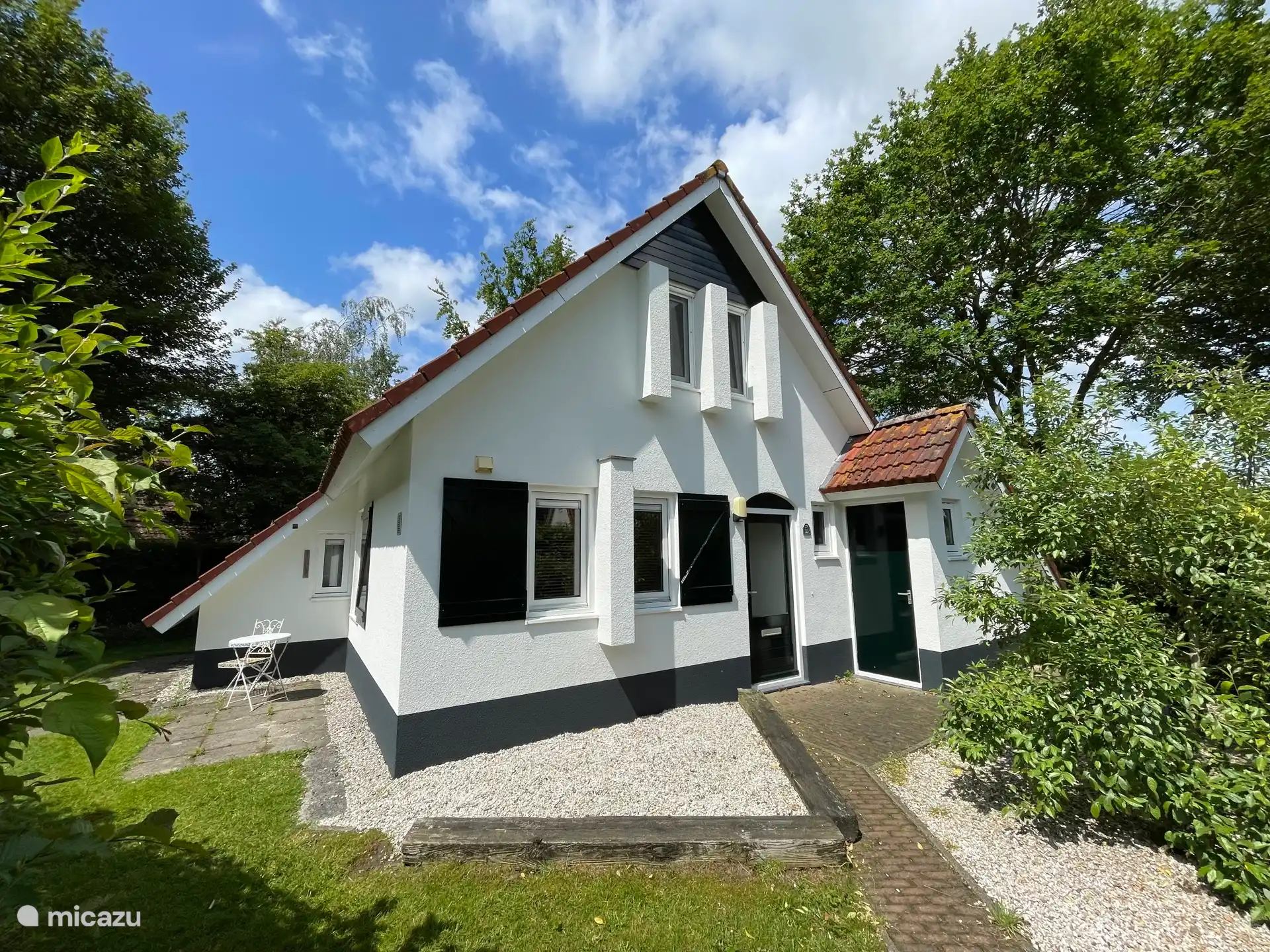 La maison a été repeinte en 2025. Il y a de la place pour une voiture à la porte d’entrée.    