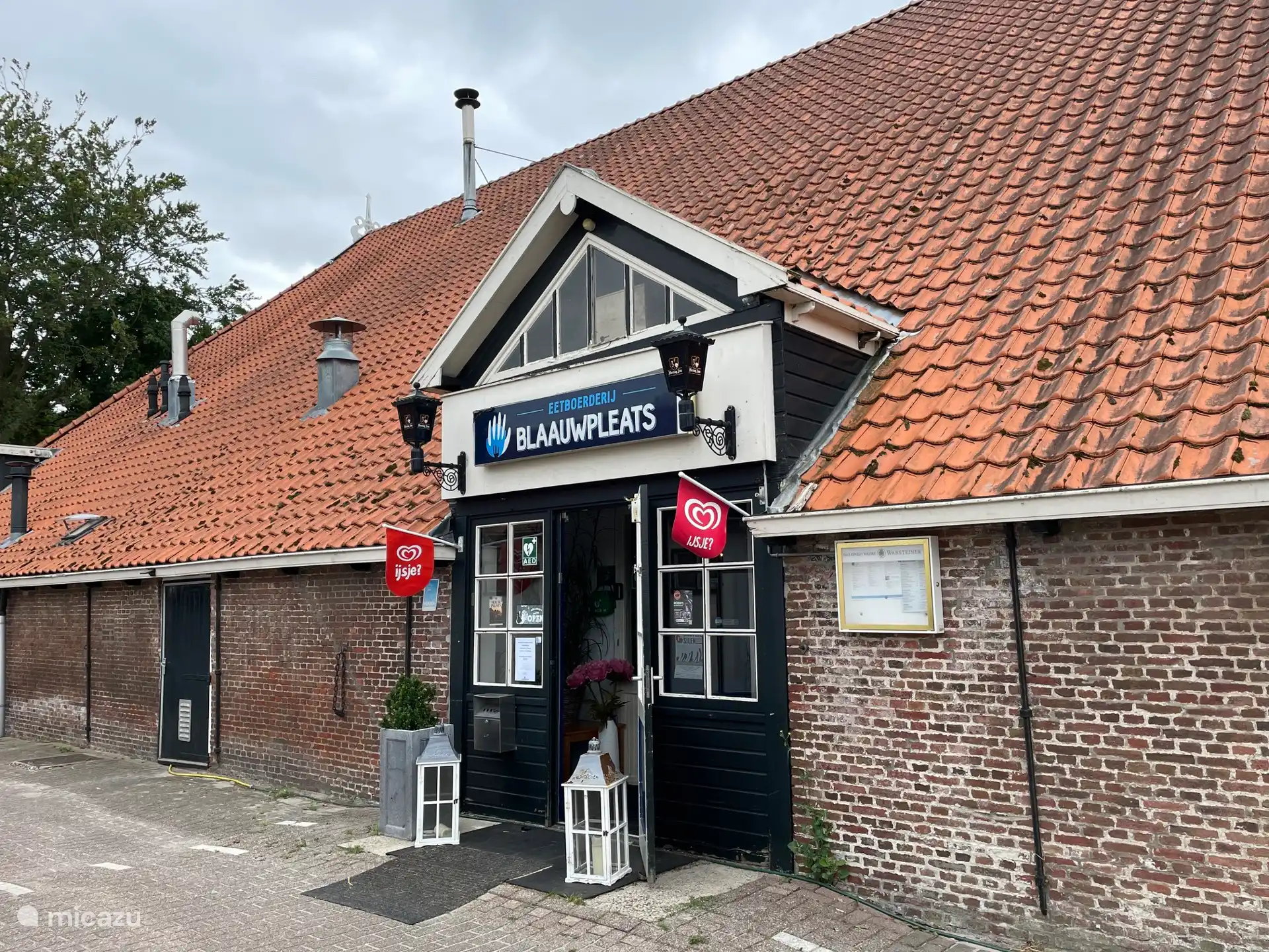 Bij eetboerderij Blaauwpleats kun je aan de bar of op het terras zitten, in het restaurant eten of een maaltijd afhalen voor een eerlijke prijs.