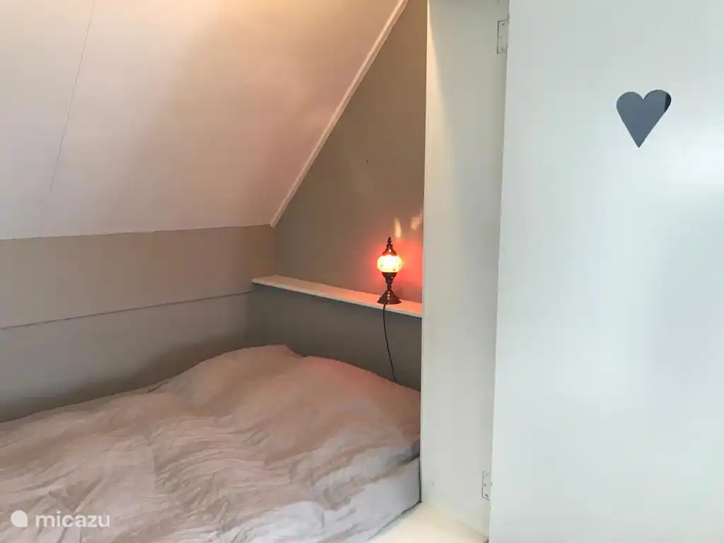 Deux personnes peuvent dormir dans le lit en boîte