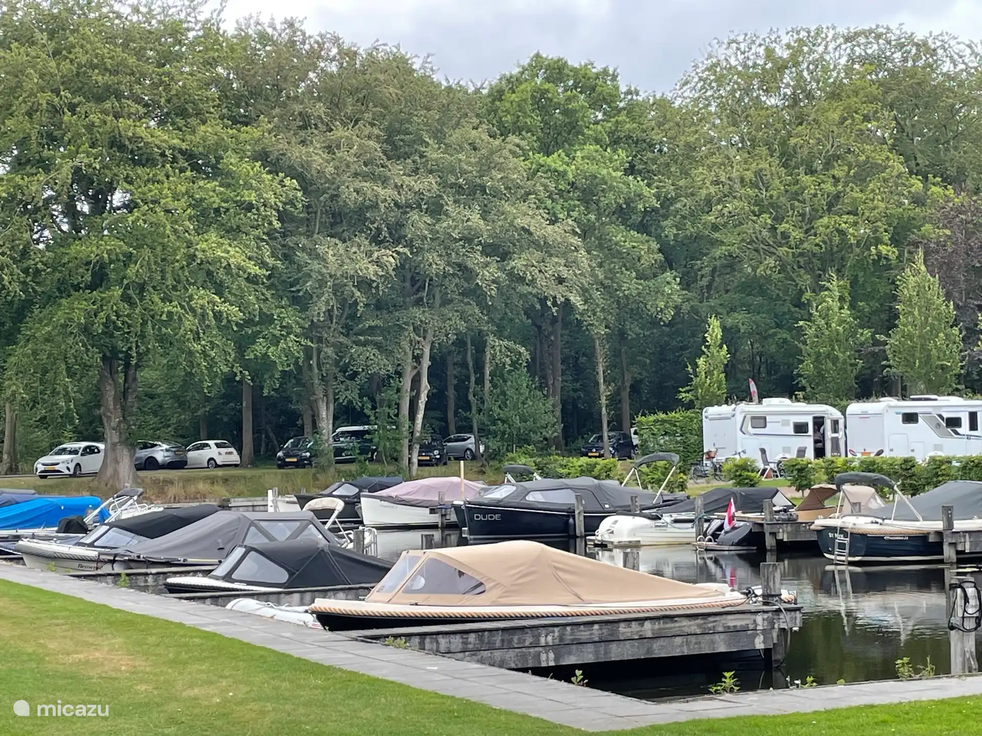 Op park Eysinga State zijn twee haventjes voor kleine boten, waar je een sloepje of sup-plank kunt huren. 