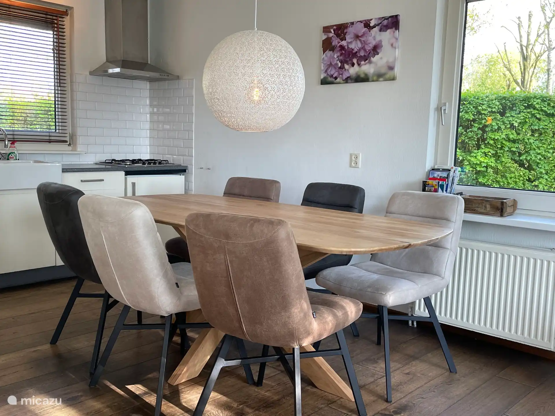 Grande table à manger avec des chaises confortables ; pour les repas, les jeux et les bonnes conversations