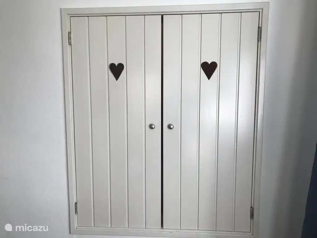 Lit romantique en boîte en bas. 