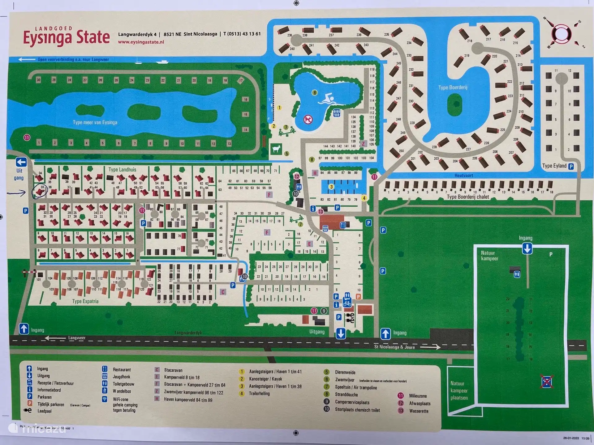 La Landhuisje 33 (voir la flèche) est située à la lisière du parc et surplombe la prairie. Il y a également des places de parking supplémentaires à cet endroit.  
