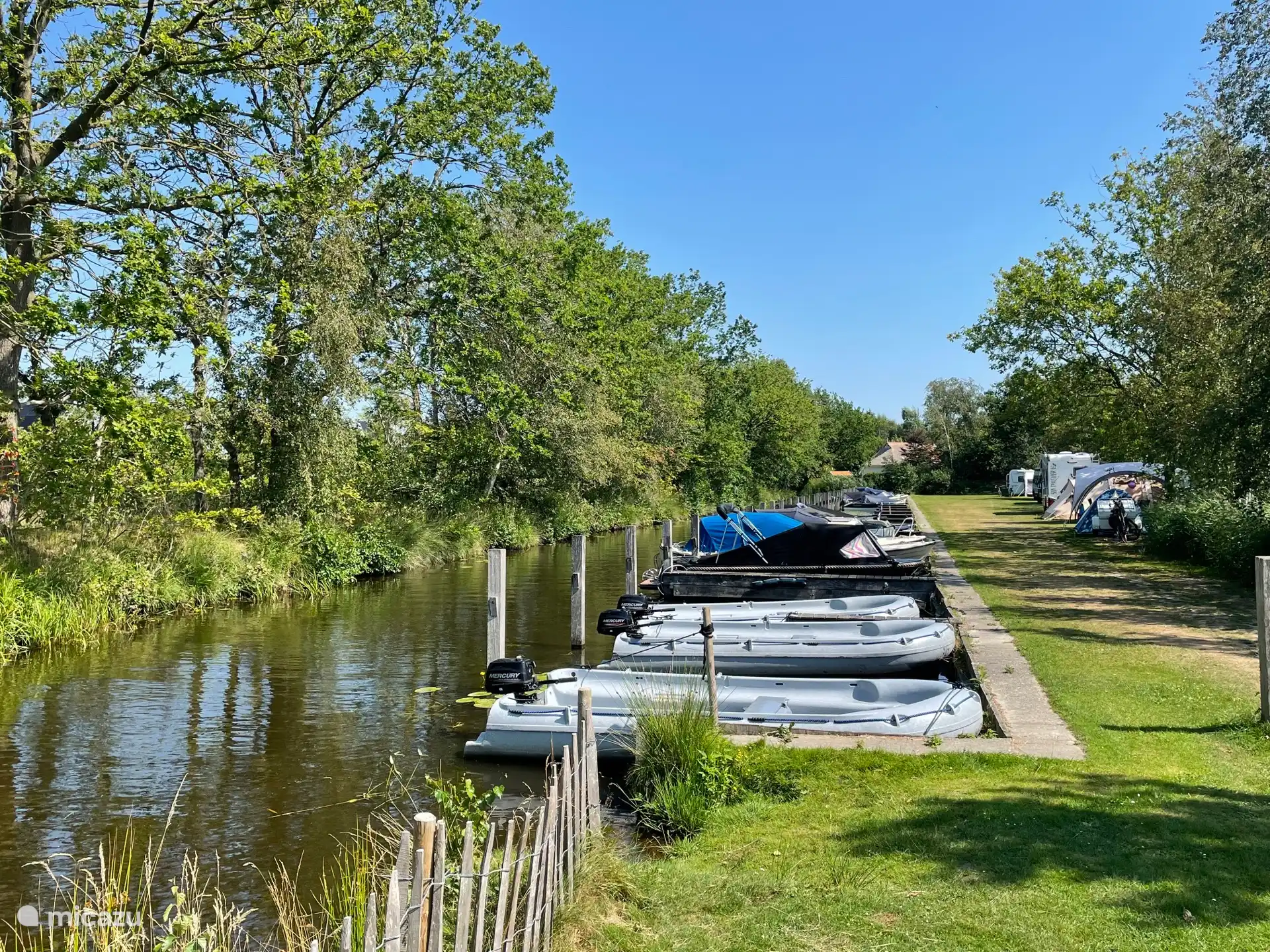Je kan bij de receptie van het park een bootje huren en naar de Langwarder Wielen varen.