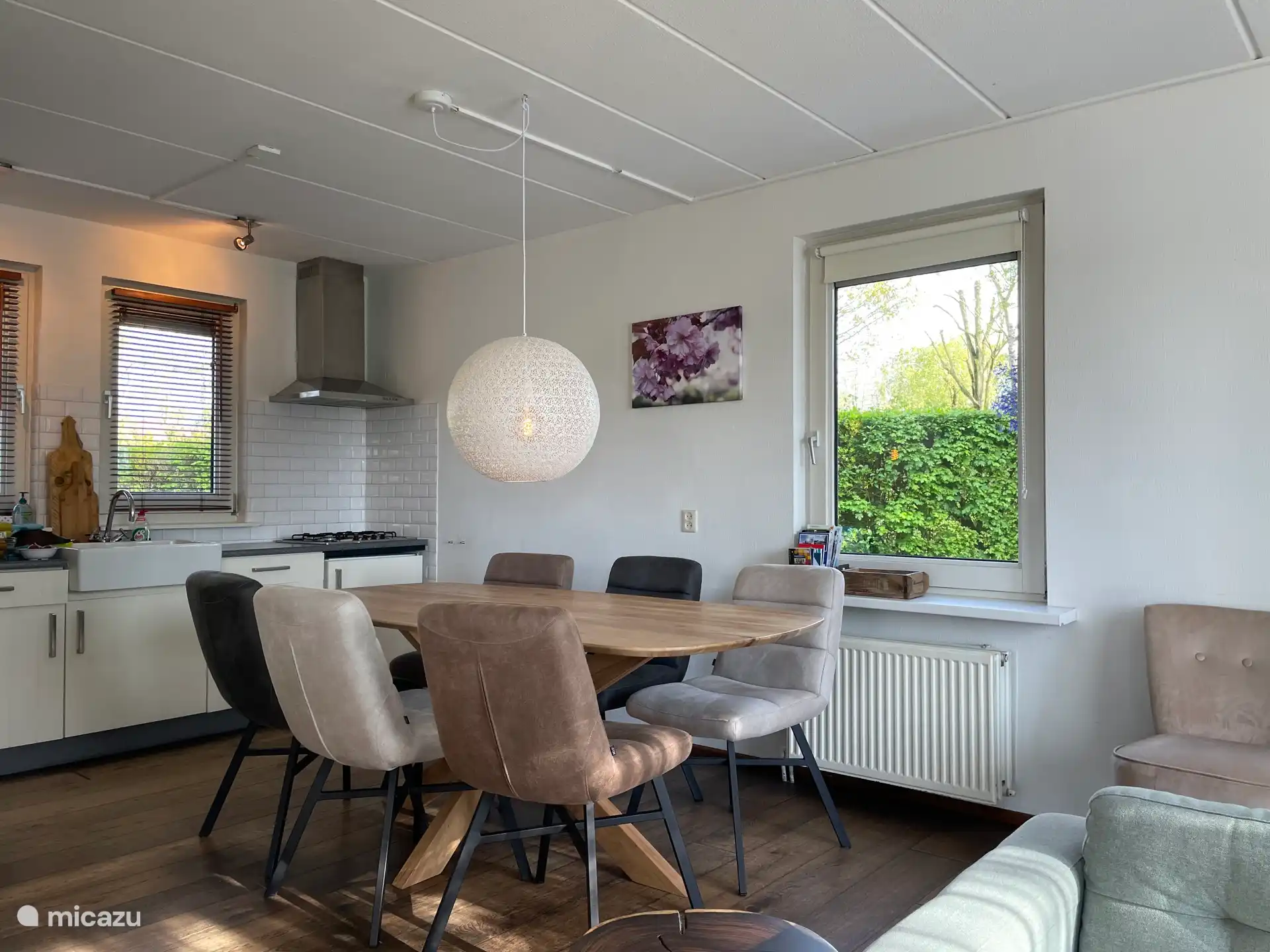 Magnifique nouvelle table à manger avec 6 chaises dans le salon. 