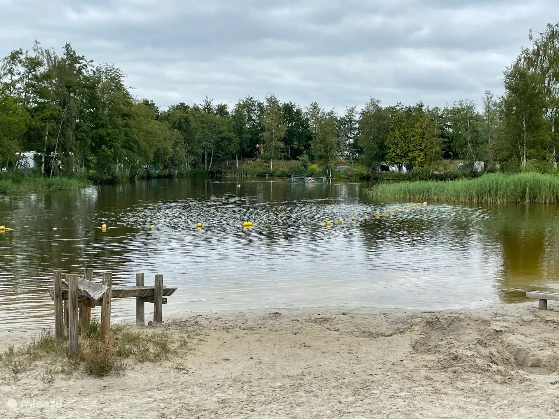 Op het park is een kindvriendelijke zwemvijver met een speels strandje. 