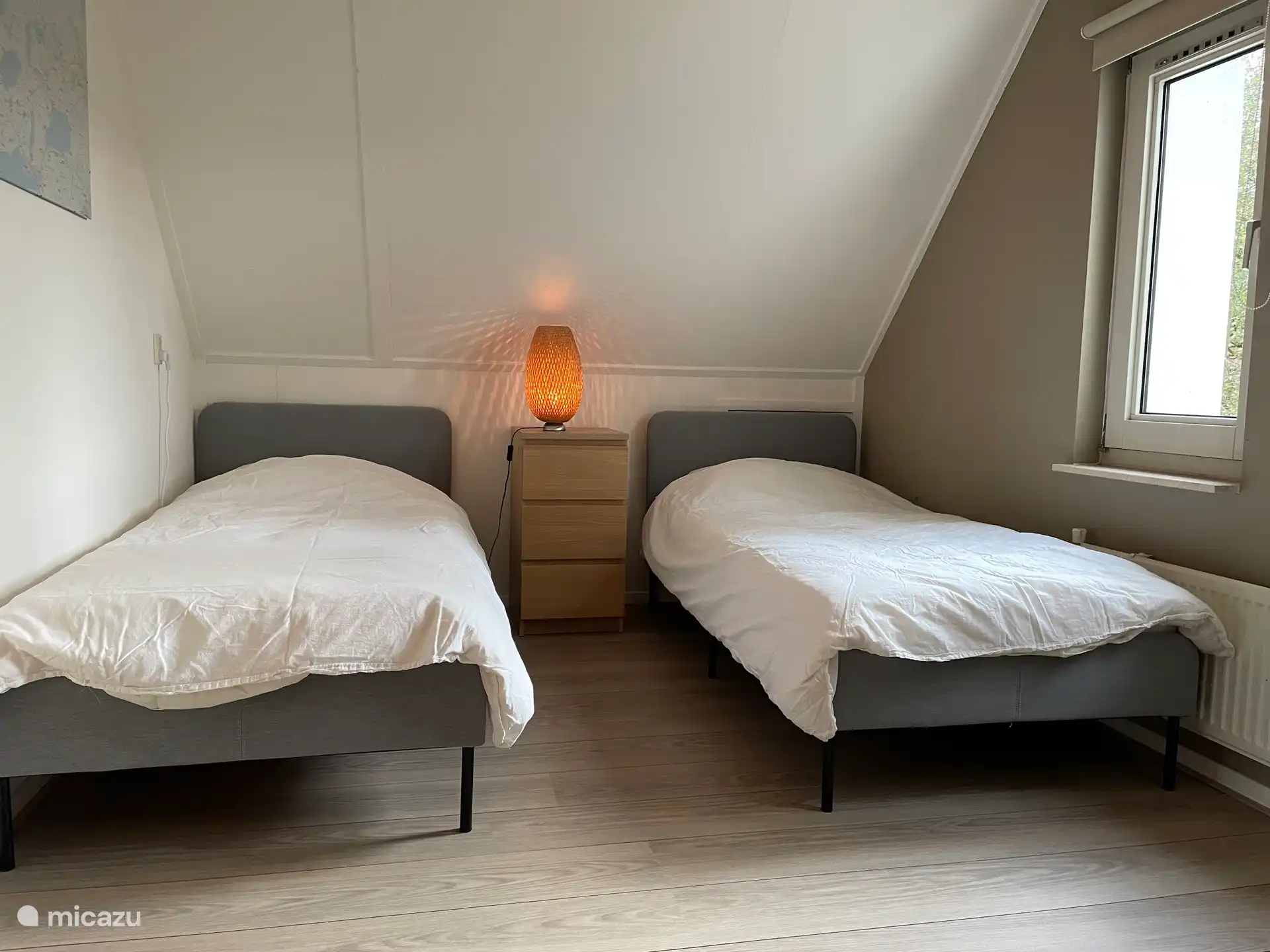 Chambre avec 2 lits simples, donnant sur le jardin. 