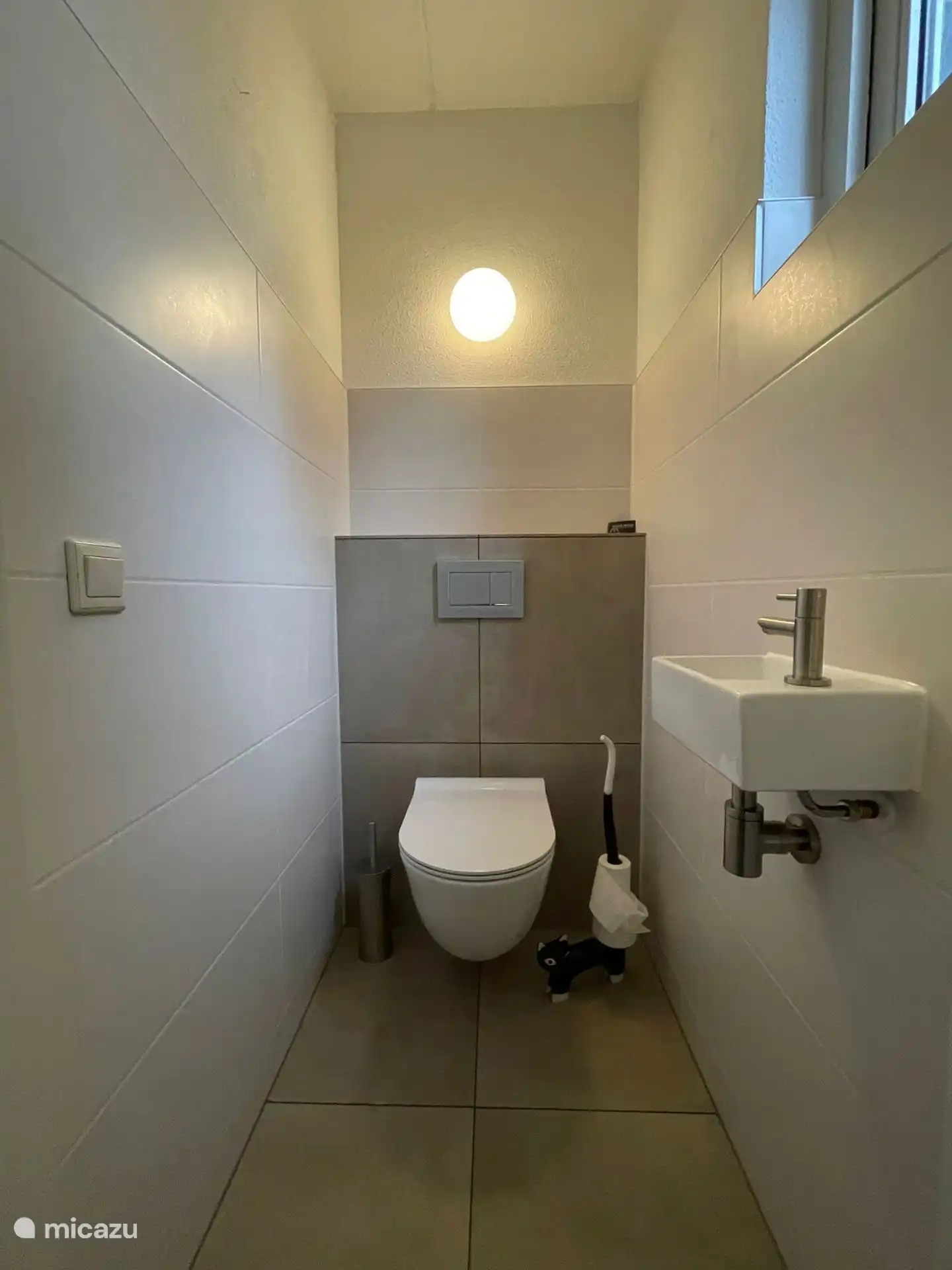 Des toilettes séparées.