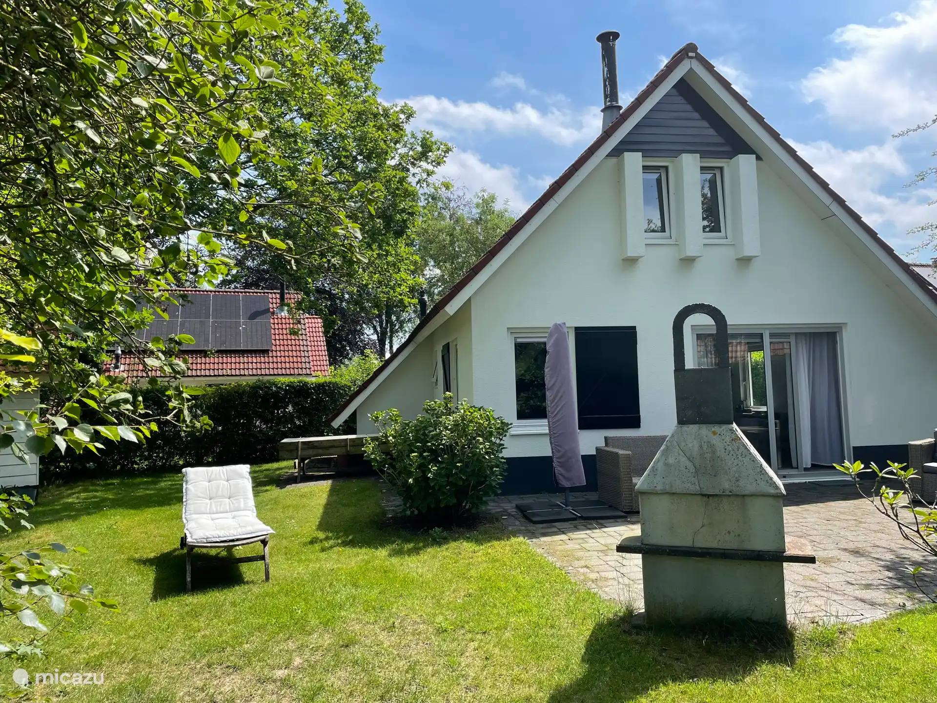 Tu n’es pas obligé de sortir. Vous pouvez aussi simplement paresser dans le jardin.