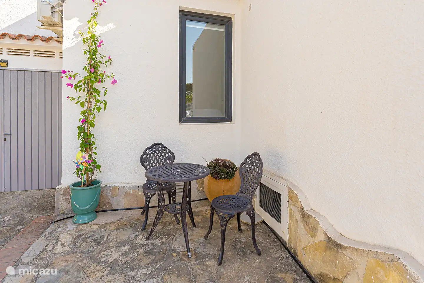 Gemütliche private Terrasse neben der Villa. Ein schöner Ort, um sich zurückzuziehen und die Natur in Ruhe zu genießen.