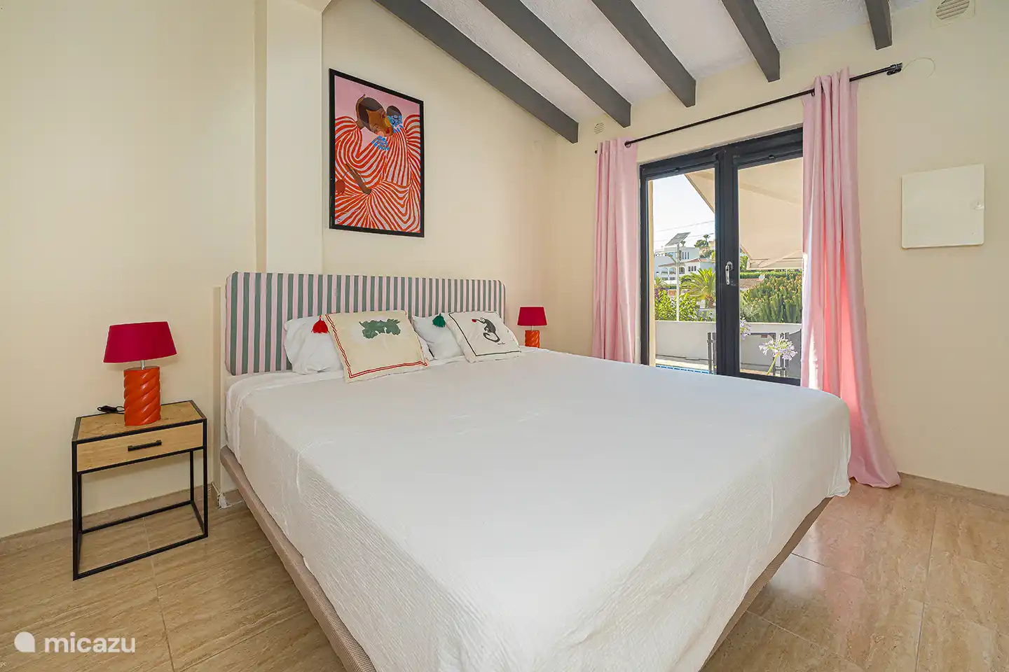 Geräumiges Schlafzimmer mit eigenem Bad und bequemem Doppelbett, Klimaanlage und Terrassentüren nach draußen. Eine wunderschöne private Suite, in der man morgens direkt auf die Terrasse gehen kann.