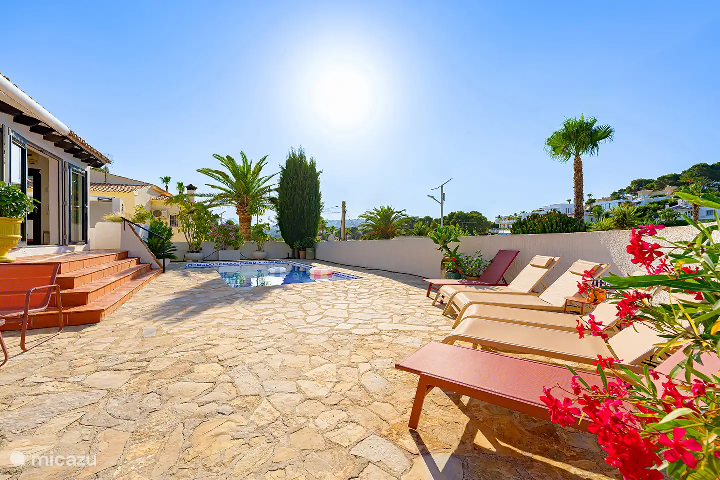 Sonnige Terrasse mit Sonnenliege und privatem beheiztem Pool. Hier können Sie Ruhe, Privatsphäre und die wunderbare Natur von Moraira genießen.