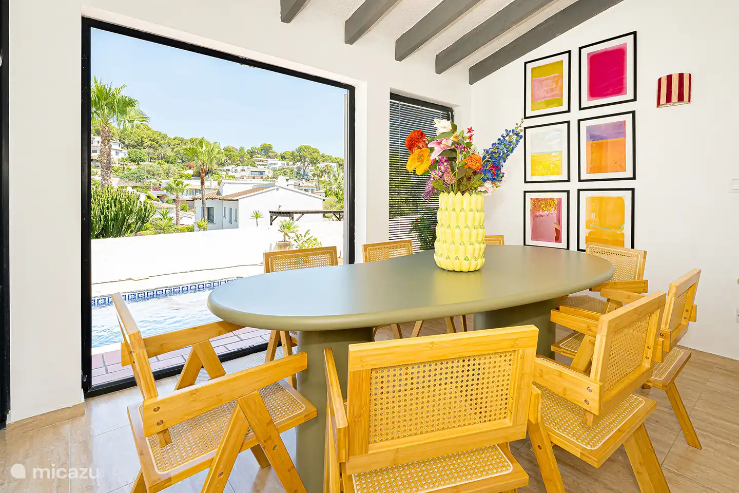 From the dining room you look out over the pool and the green surroundings of Pla del Mar. The large patio doors make the inside feel just as light and spacious as outside.