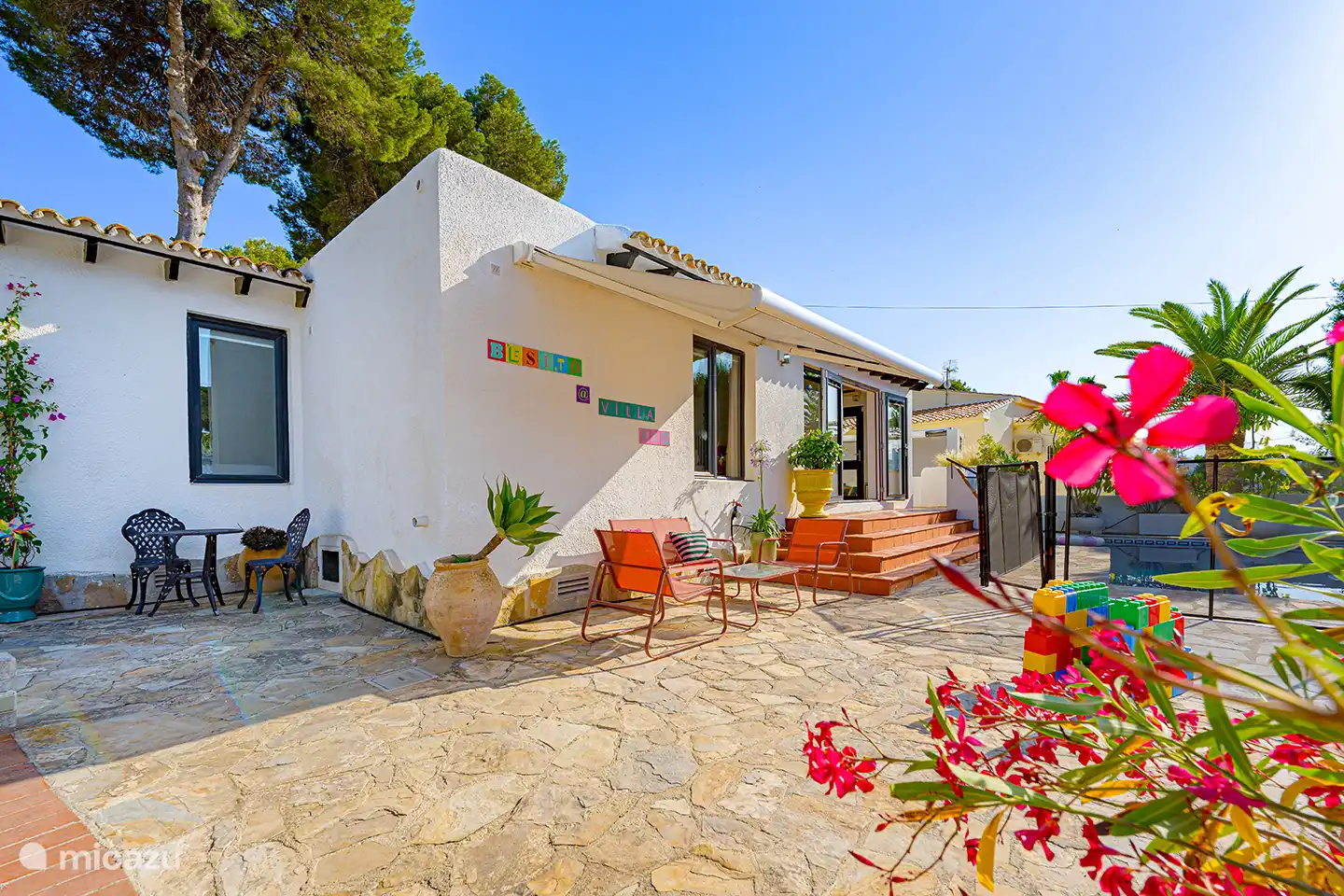 Überblick über die Villa mit den verschiedenen Terrassen, Sitzbereichen und dem Schwimmbad. Dank des großzügigen Grundrisses gibt es immer einen schönen Platz in Sonne oder Schatten.