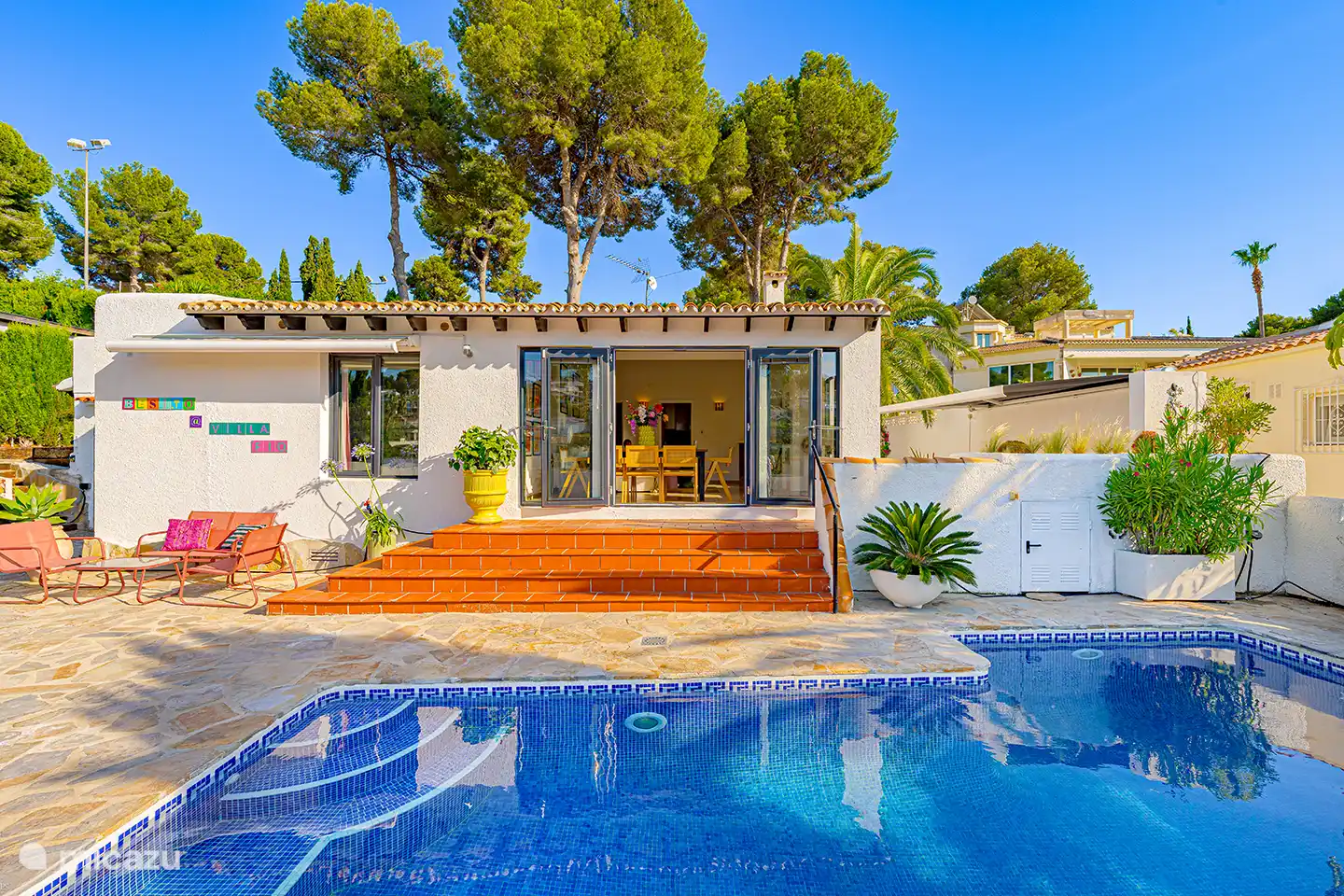 Villa Fio vereint den Komfort eines privaten Pools mit einem schönen Außenbereich und einer einzigartigen Lage in fußläufiger Entfernung zum Zentrum und den Stränden von Moraira. Ein Ort, um sofort in Urlaubsstimmung zu kommen