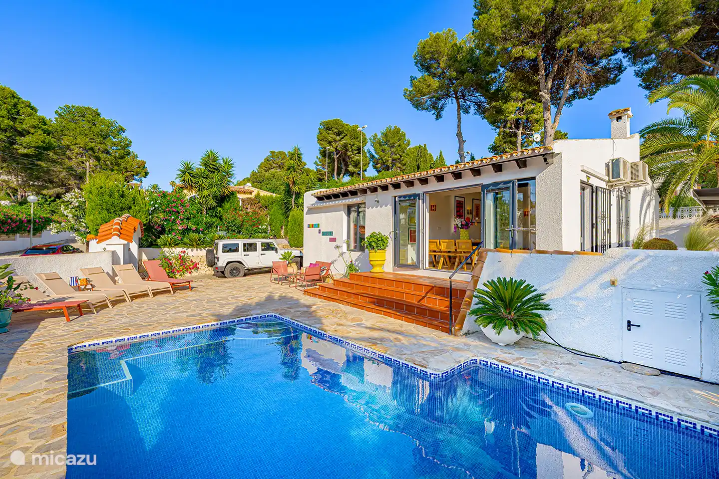 Weitläufige Ausblicke auf die Villa, den Pool und die sonnigen Terrassen. Durch die unterschiedlichen Sitzbereiche gibt es immer einen schönen Platz in der Sonne oder im Schatten.