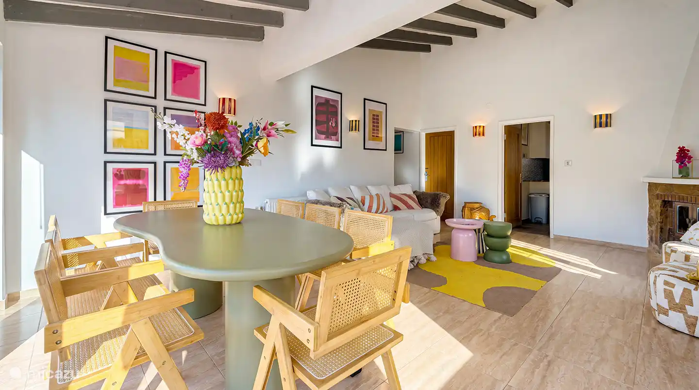 Das offene Wohnzimmer und Esszimmer sind hell, ansprechend dekoriert und bilden das gemütliche Herz der Villa. Ein schöner Ort, um zusammen zu essen, ein Spiel zu spielen oder der Hitze zu entkommen.
