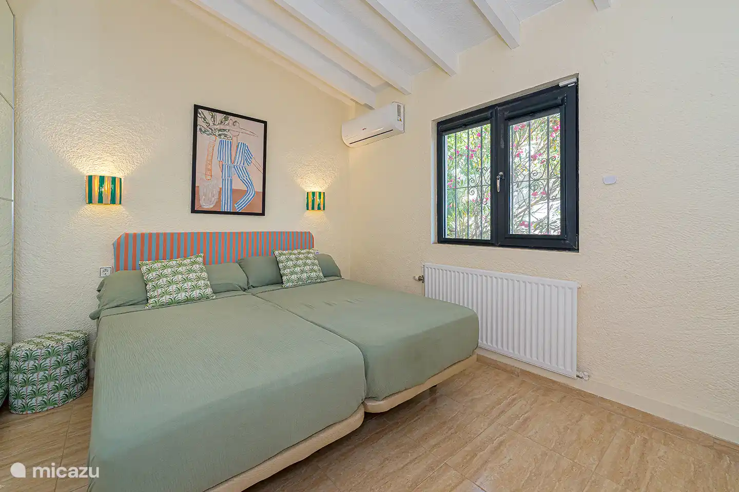Attraktives Schlafzimmer mit zwei bequemen Einzelbetten, Klimaanlage und Blick auf das Grün. Ideal für Kinder, Freunde oder Familie.