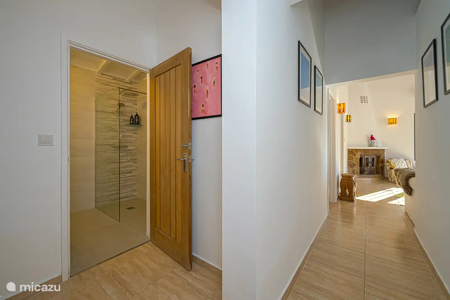 Zentrale Halle, die die verschiedenen Bereiche der Villa verbindet. Der praktische Grundriss sorgt für ein geräumiges und komfortables Gefühl im ganzen Haus.