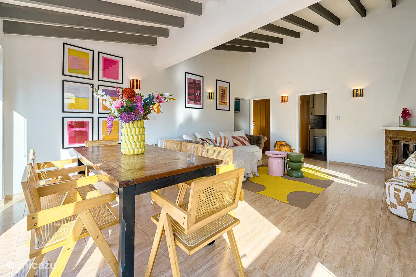 Das offene Wohnzimmer und Esszimmer sind hell, ansprechend dekoriert und bilden das gemütliche Herz der Villa. Ein schöner Ort, um zusammen zu essen, ein Spiel zu spielen oder der Hitze zu entkommen.