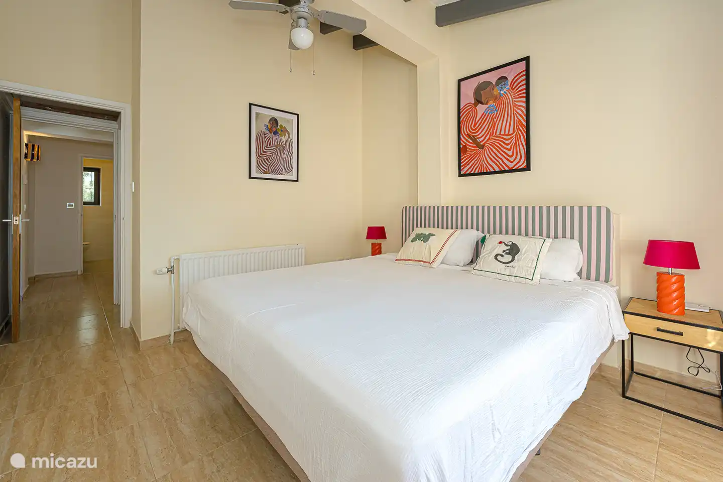 Ein weiterer Blick auf das geräumige Schlafzimmer mit eigenem Bad. Dank des großzügigen Grundrisses, des bequemen Doppelbetts und des privaten Badezimmers genießen Sie hier zusätzliche Privatsphäre und Komfort.