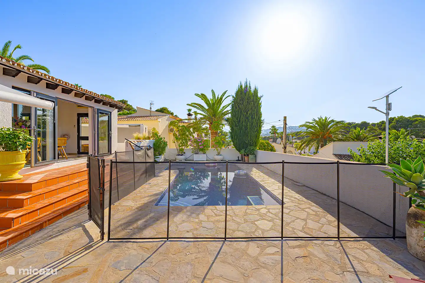 Der Pool kann komplett mit einem Sicherheitszaun abgesperrt werden. So können auch Familien mit kleinen Kindern einen unbeschwerten Urlaub in der Villa Fio genießen.