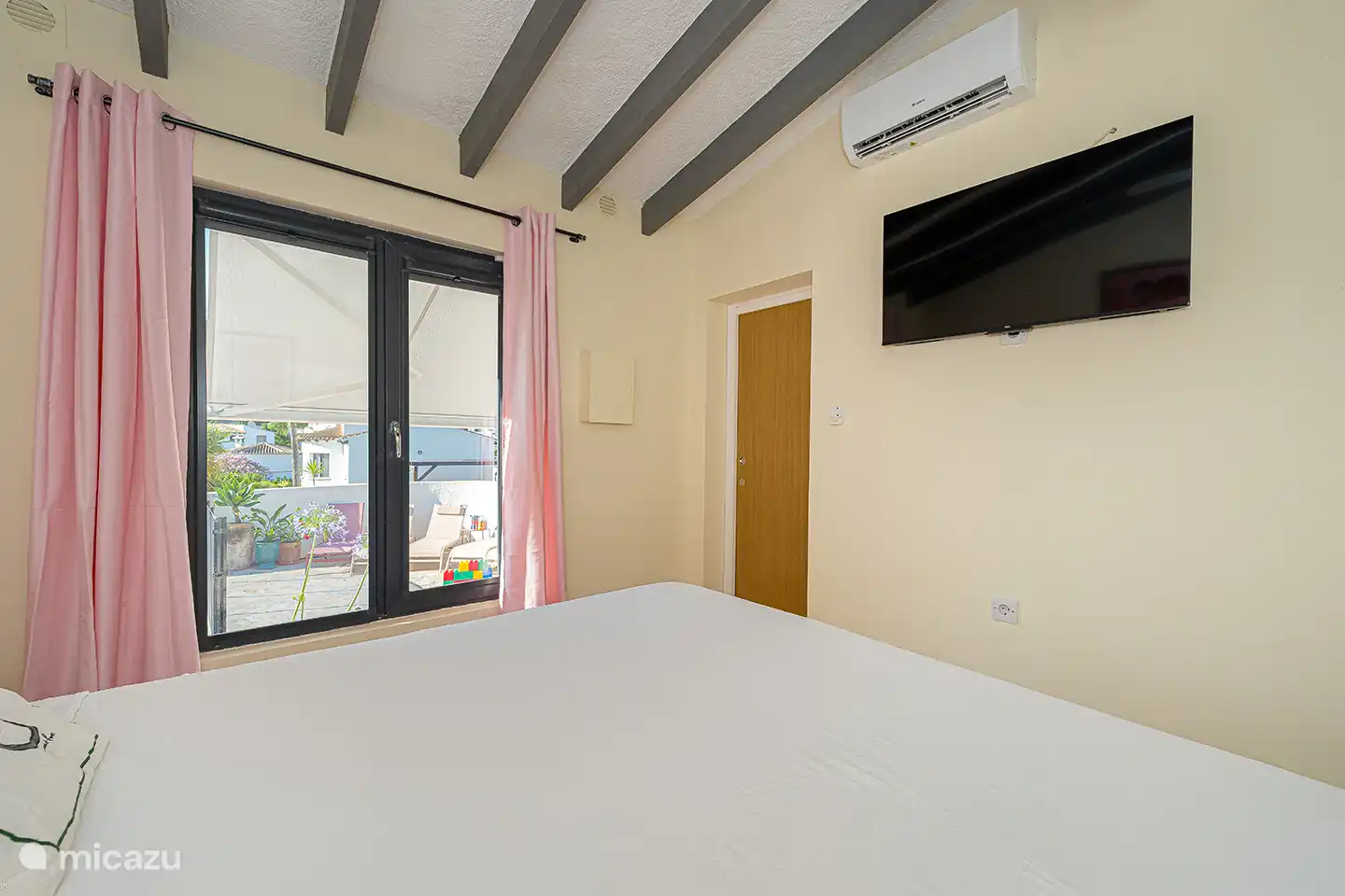 Das geräumige Schlafzimmer mit eigenem Bad verfügt über Klimaanlage, einen Smart-TV und ein privates Badezimmer. Ein gemütlicher und ruhiger Ort zum Entspannen.