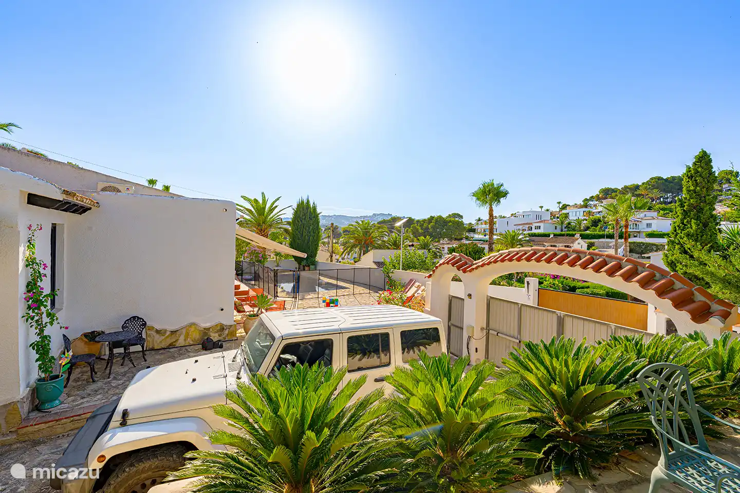 Von der Terrasse aus blicken Sie auf die ruhige und grüne Umgebung von Pla del Mar. Dank der Lage können Sie viel Privatsphäre und ein wunderbares Urlaubsgefühl genießen.