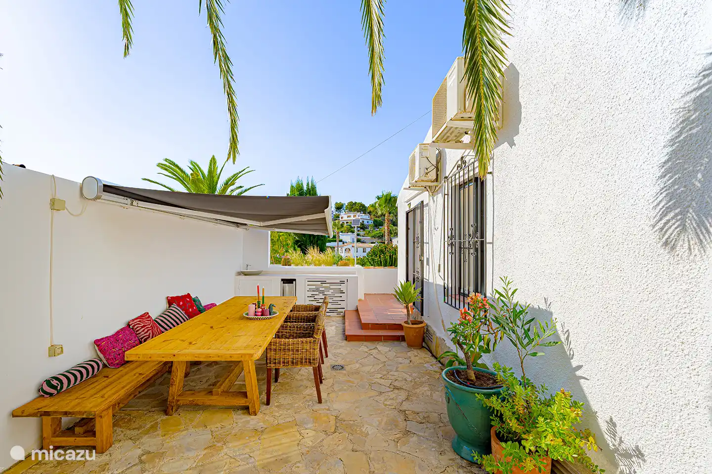 Geräumige und attraktive Terrasse neben der Villa mit großem Esstisch und viel Privatsphäre. Ein wunderbarer Ort, um sich zu treffen und die spanische Natur zu genießen.