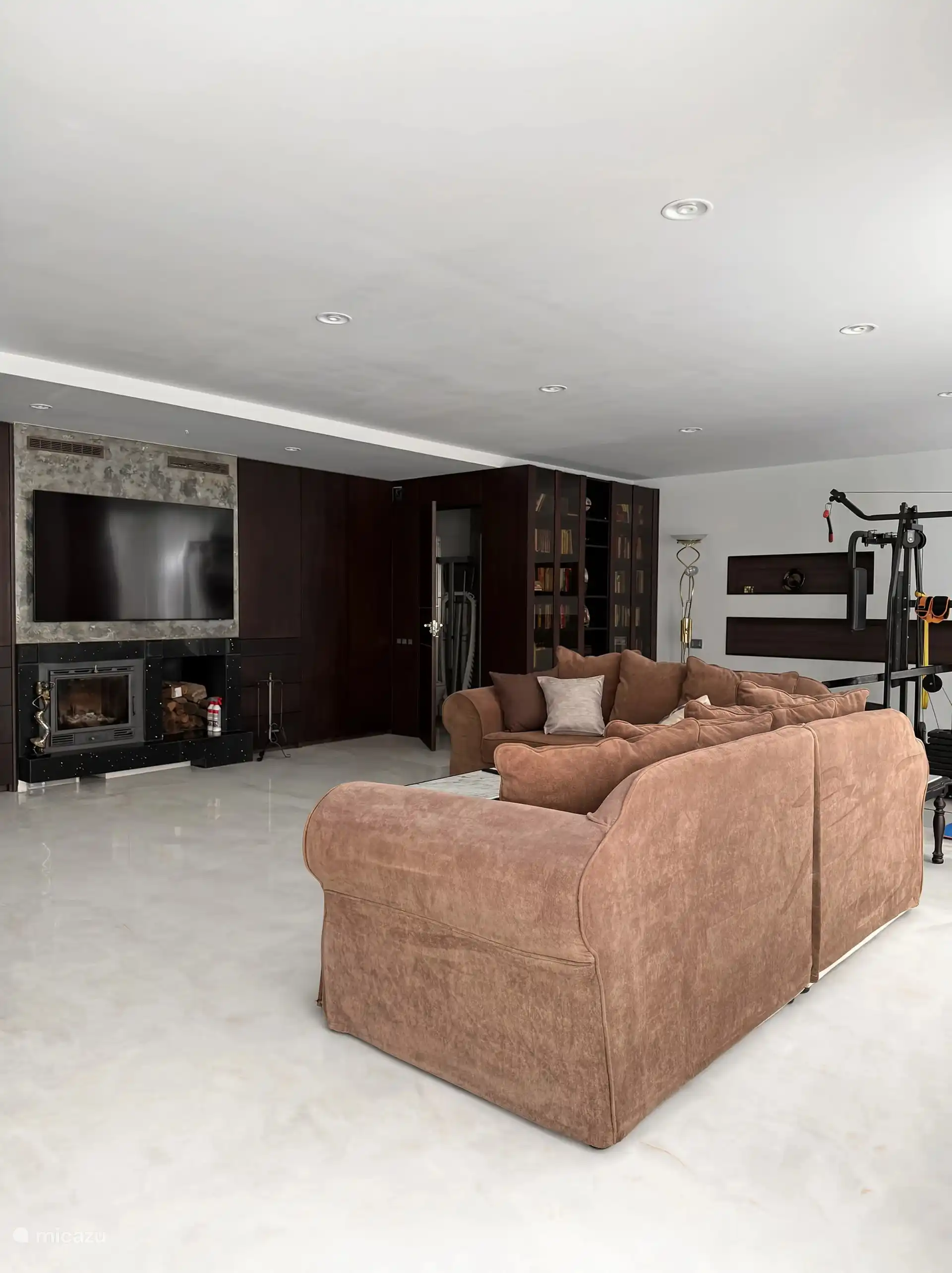 Woonkamer met open haard in de kelder
