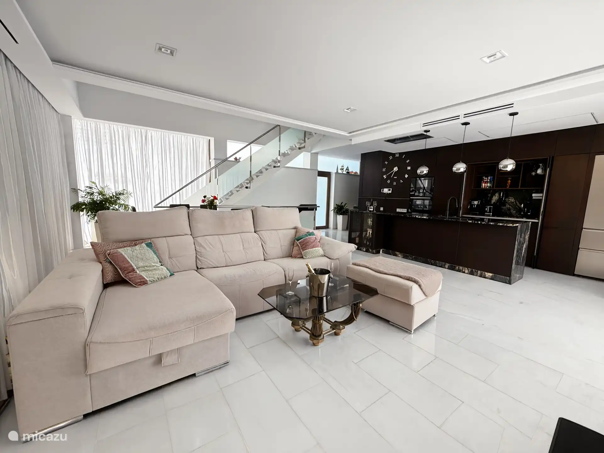 Grote bank in de woonkamer