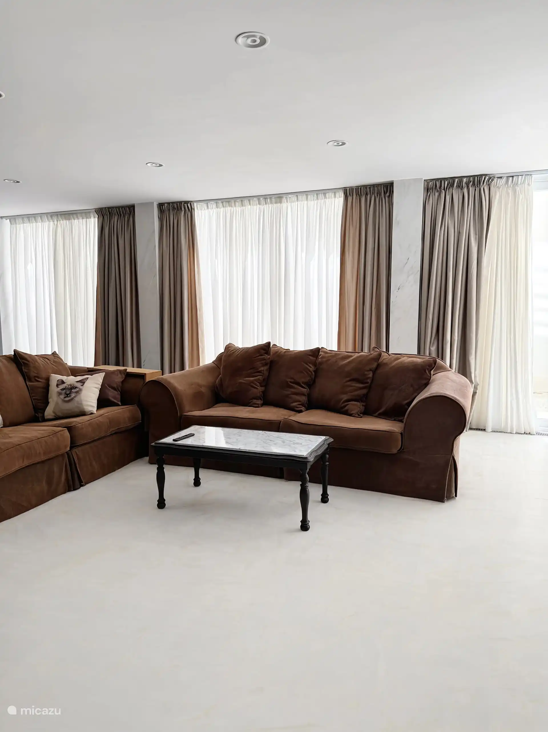 Woonkamer met open haard in de kelder