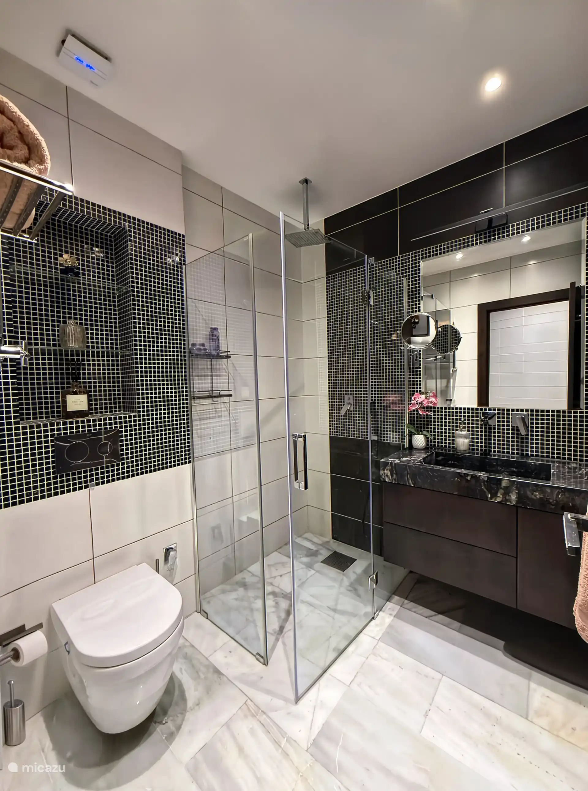 En-suite badkamer in slaapkamer 1 op de begane grond
