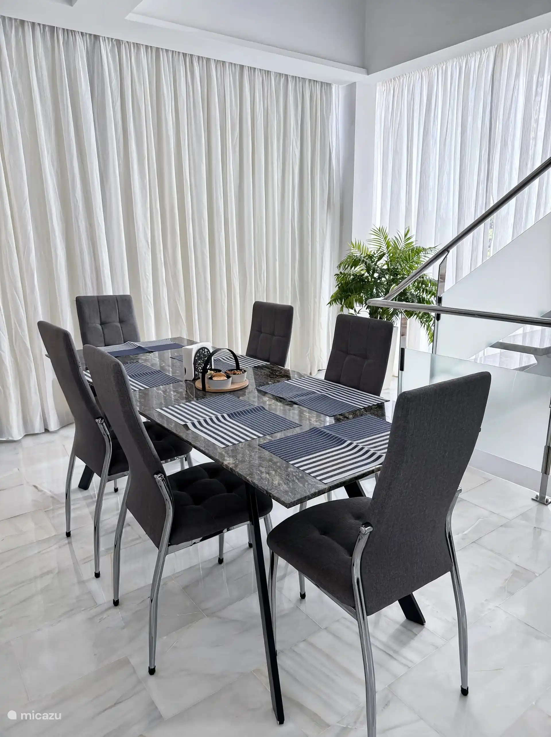 Eetkamer in de woonkamer
