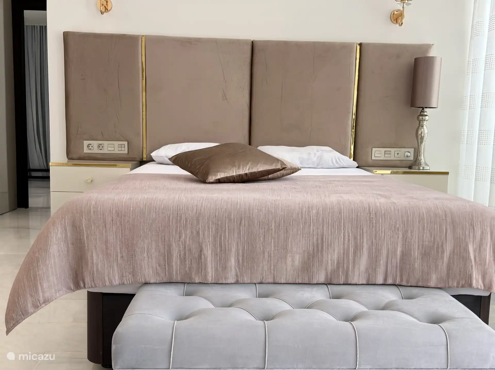 Queensize bed in de master bedroom