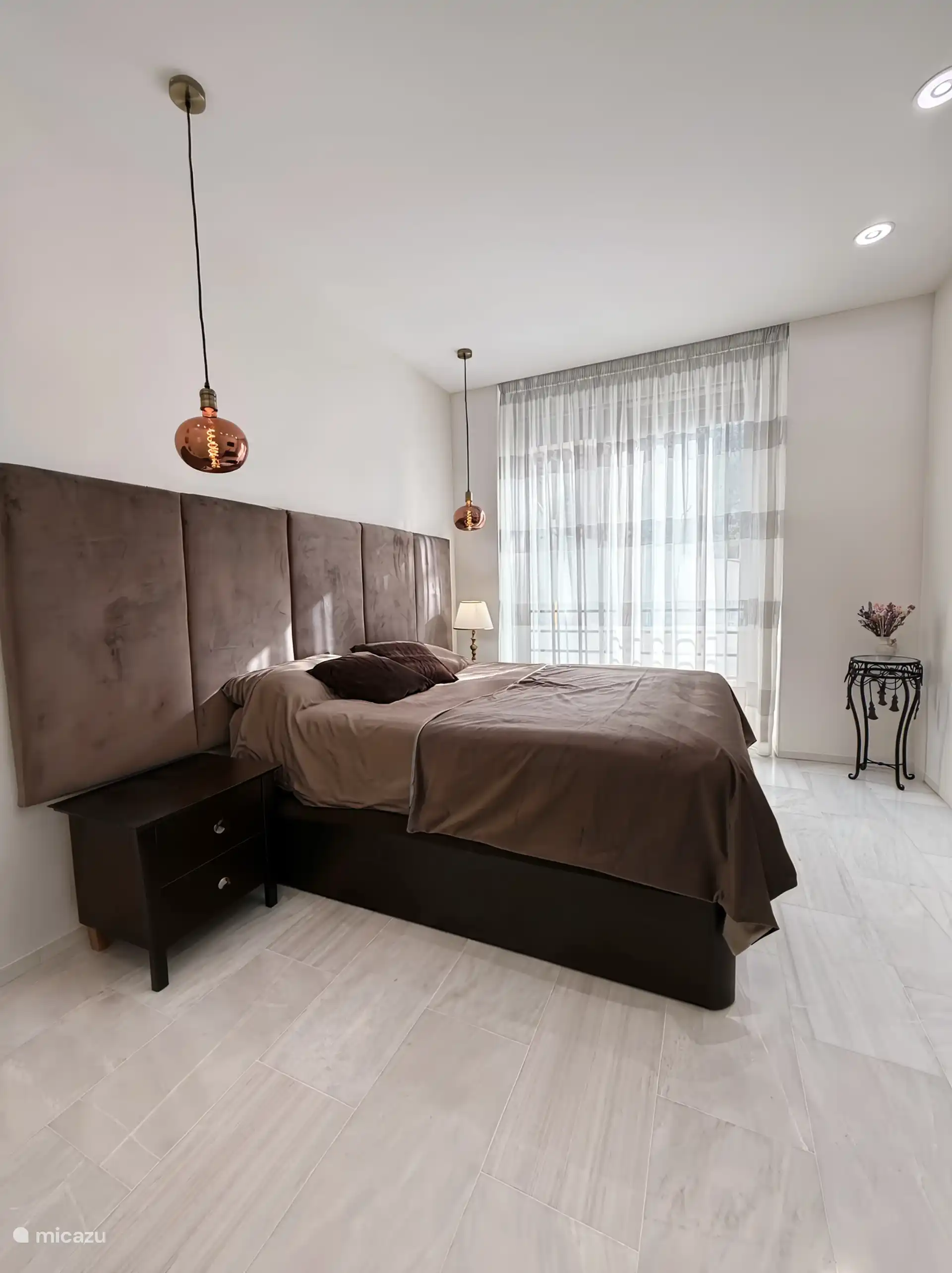 Tweepersoonsbed in slaapkamer 1 op de begane grond