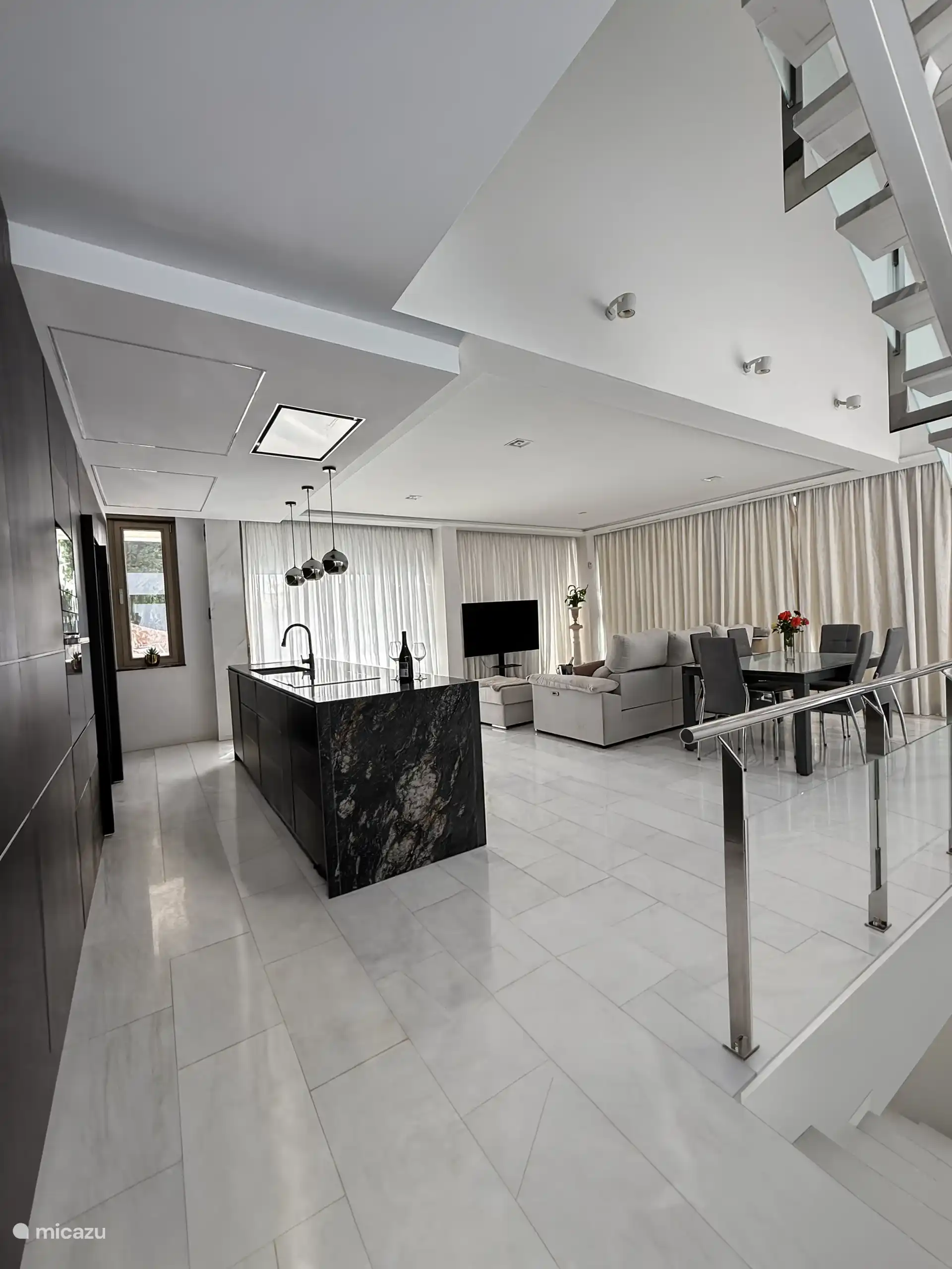 Ruime woonkamer met eilandkeuken