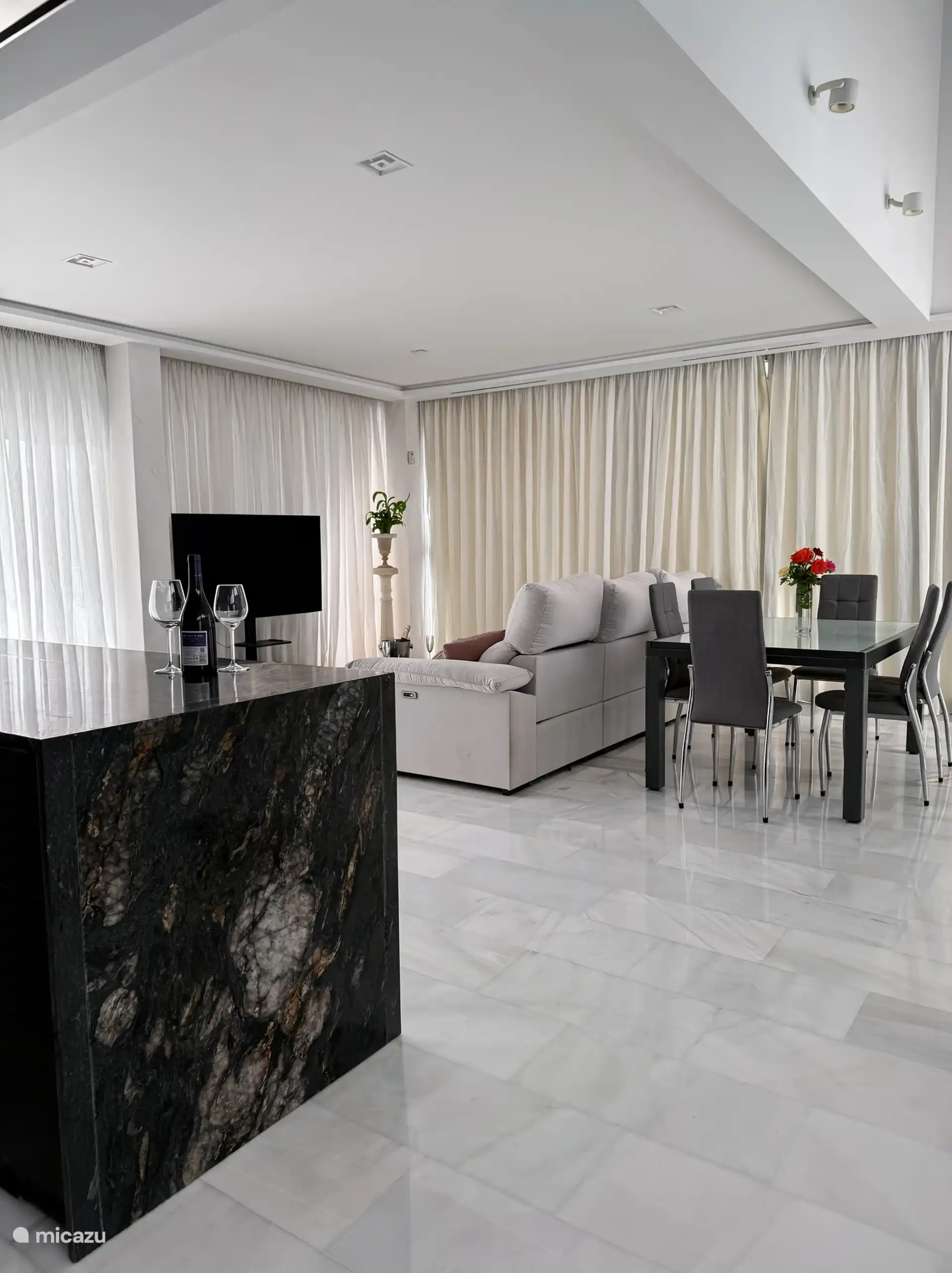 Woonkamer en keukeneiland