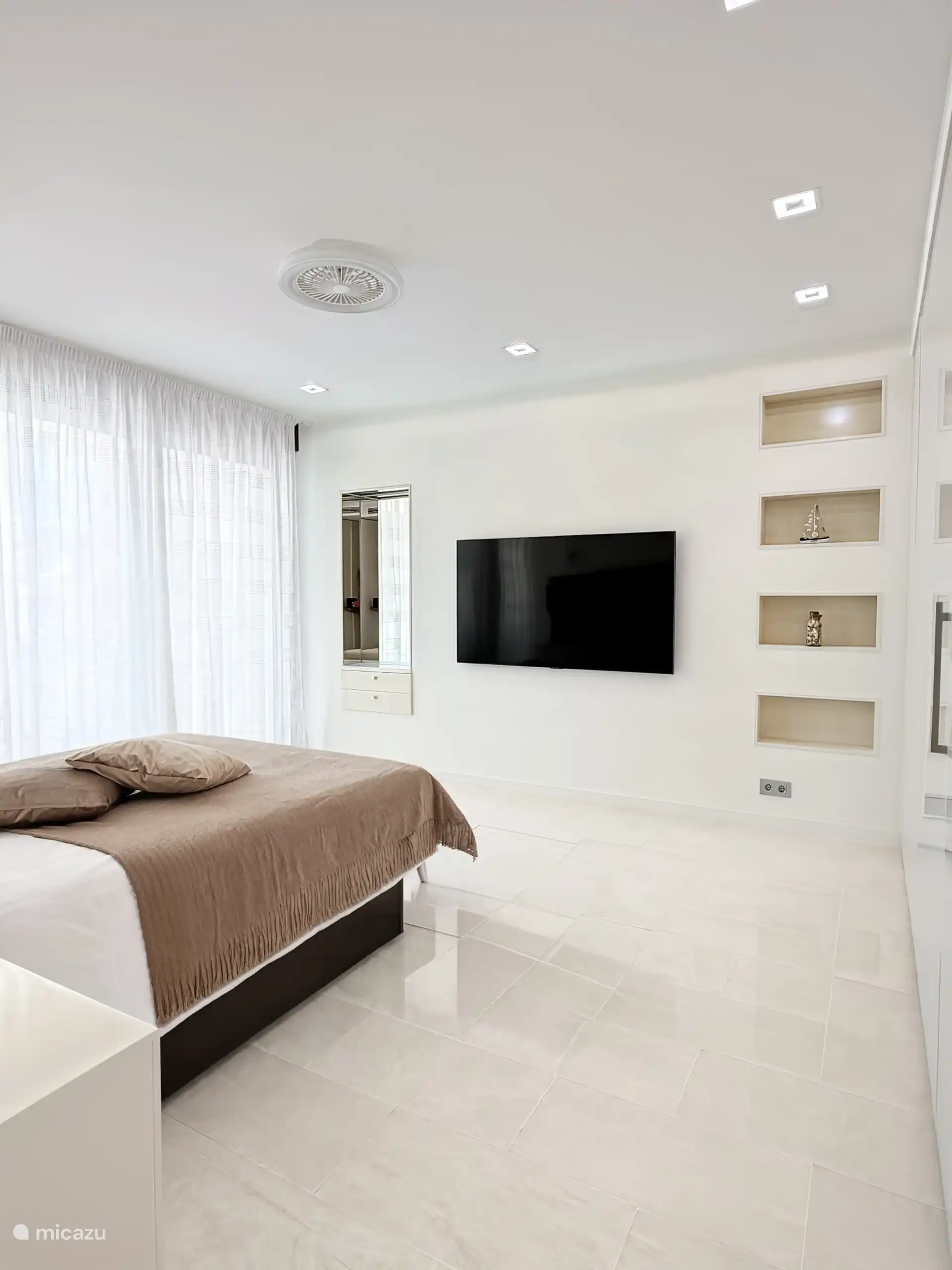 Tweede verdieping master bedroom met smart-tv