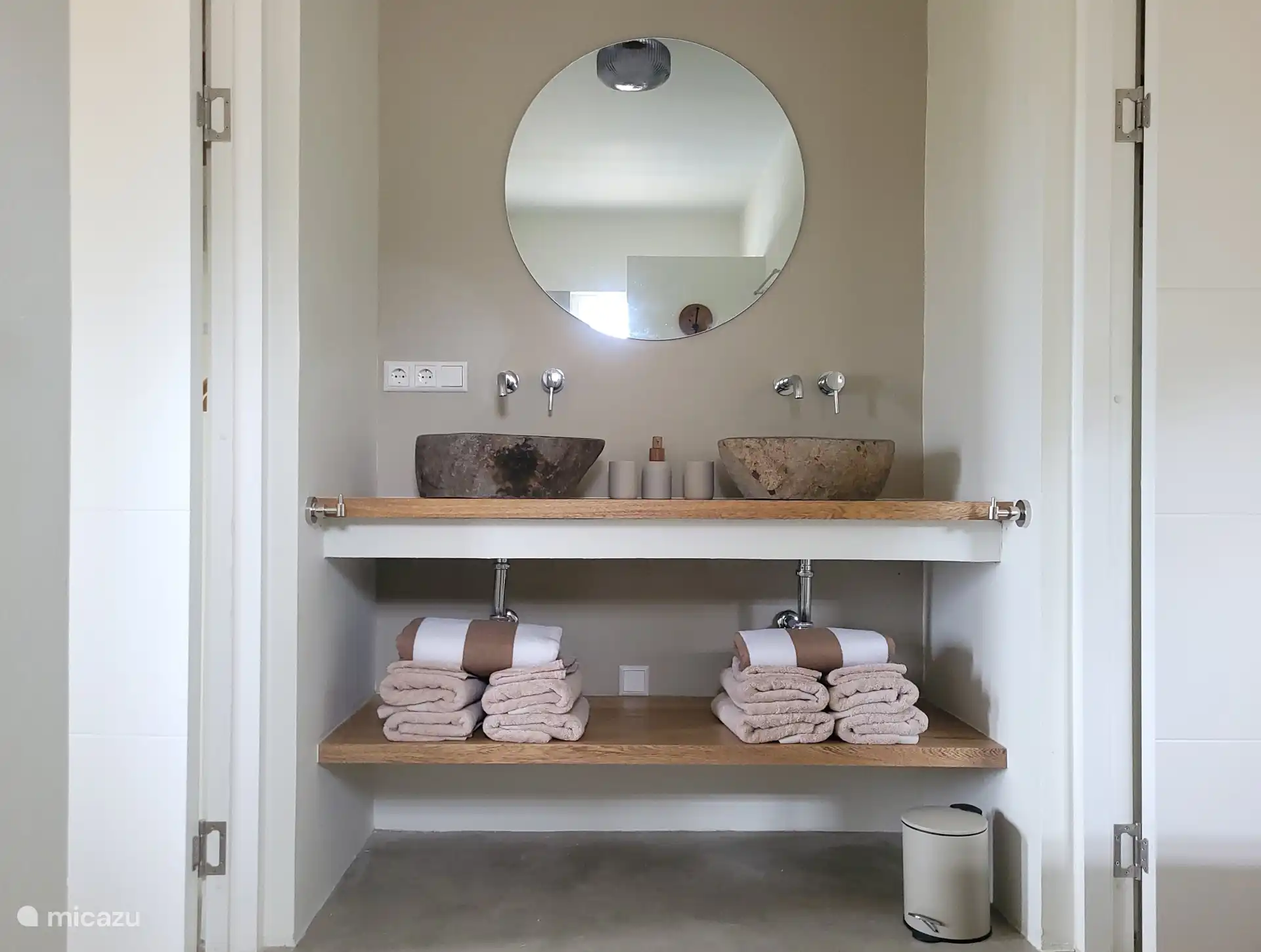 Gedeelde badkamer voor 2 slaapkamers met wastafel en doucheruimte.