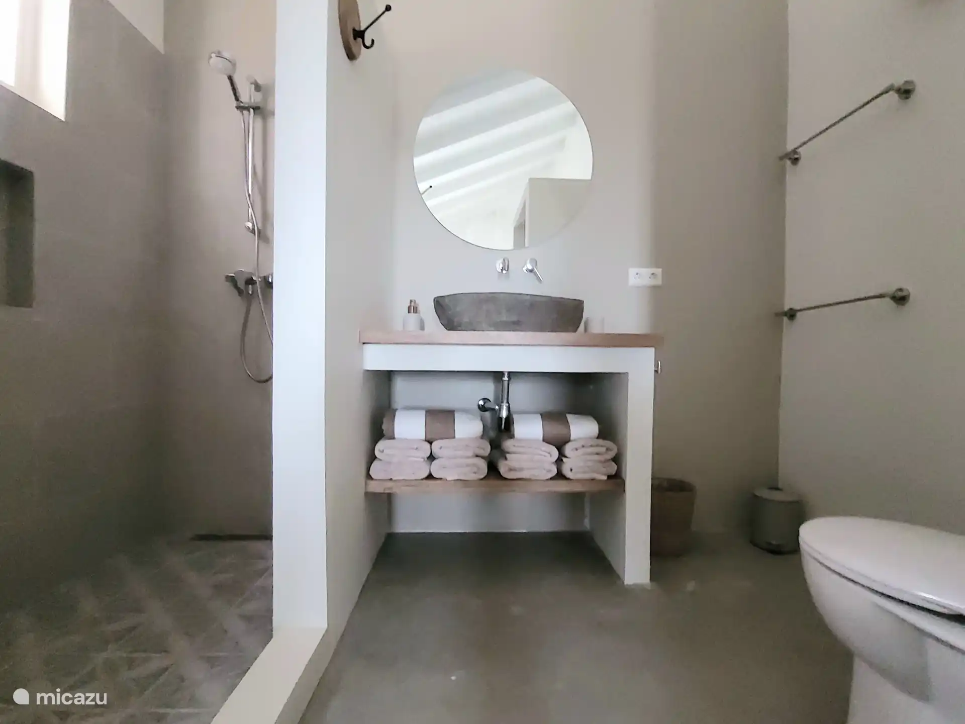 Inloop badkamer master bedroom met toilet en douche.
