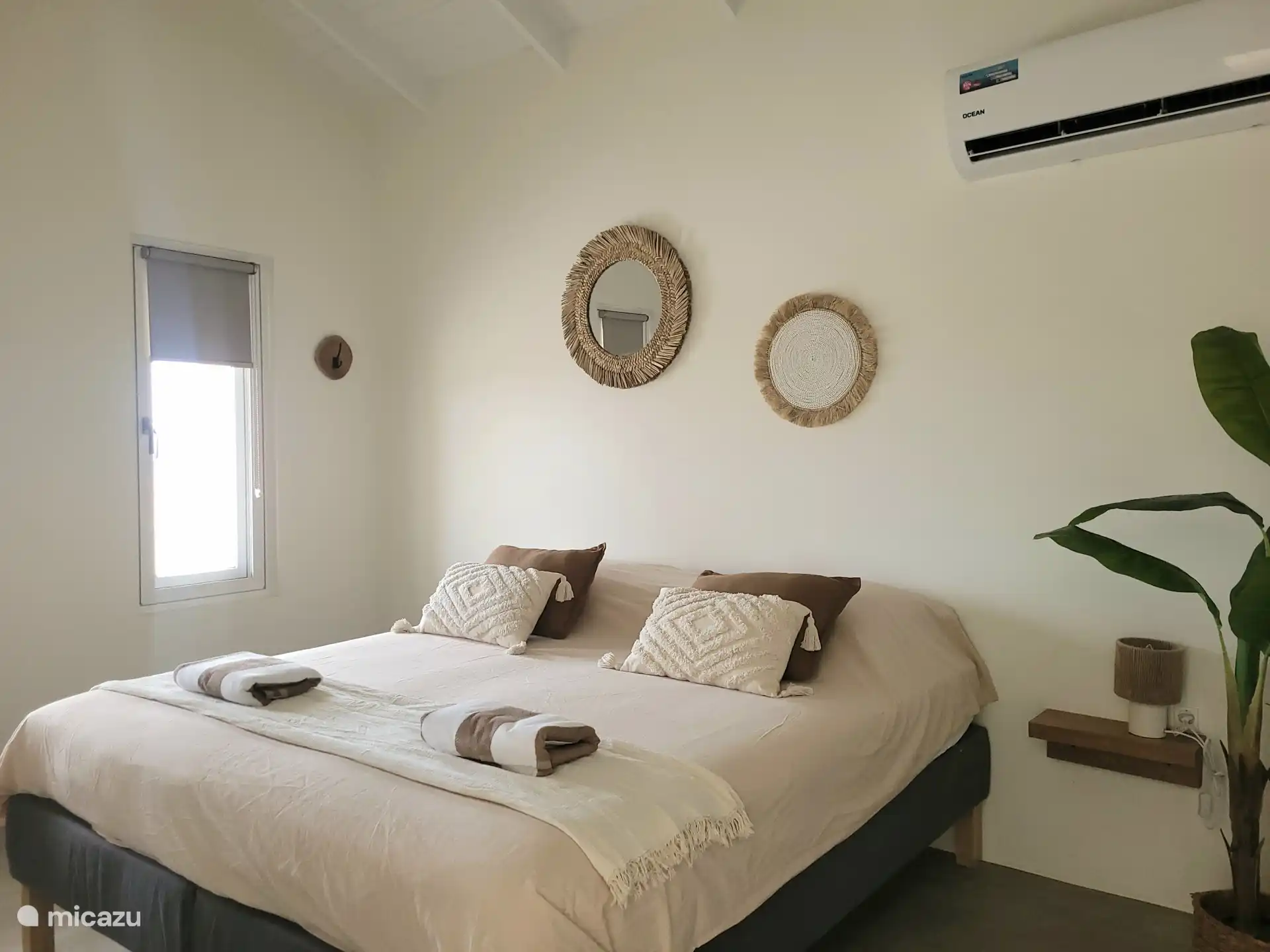 Master bedroom met kingsize bed 180x200cm