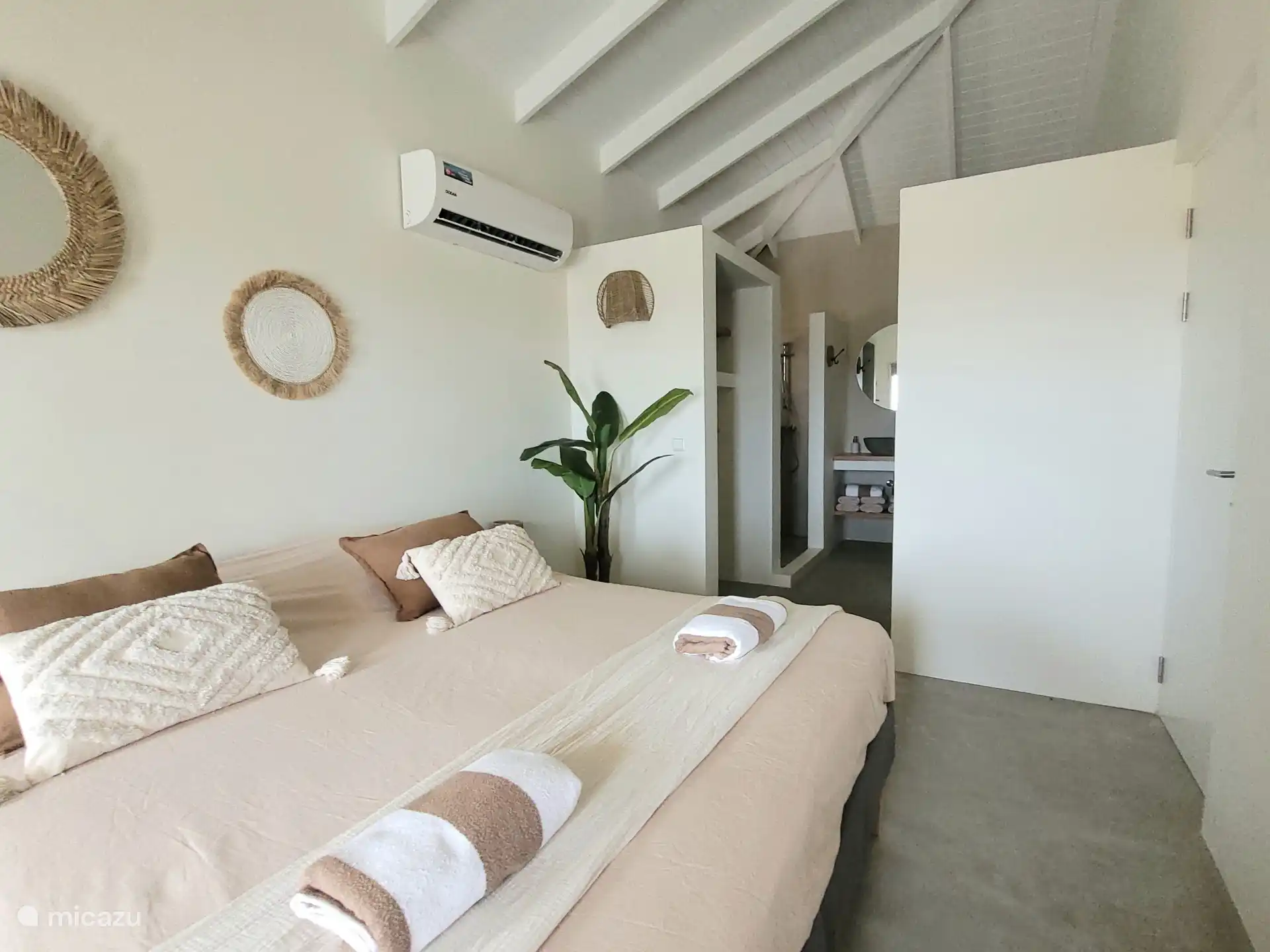 Master bedroom met inloop badkamer en inbouwkasten