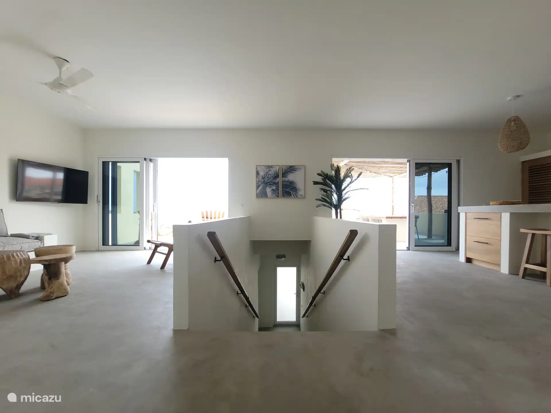 Woonkamer en keuken: trap naar beneden/carport